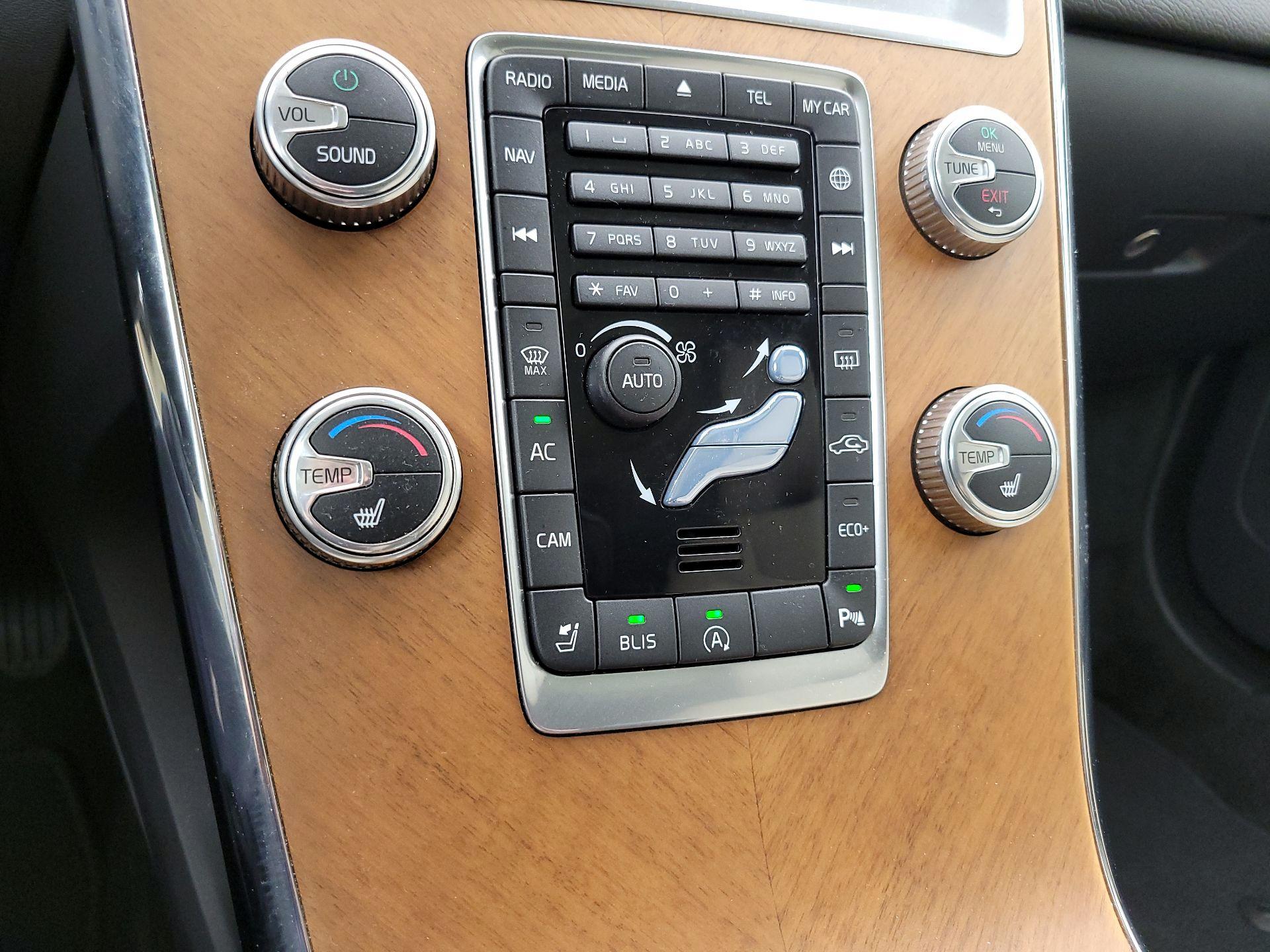 Thumbnail: 2017 Volvo XC60 - 16
