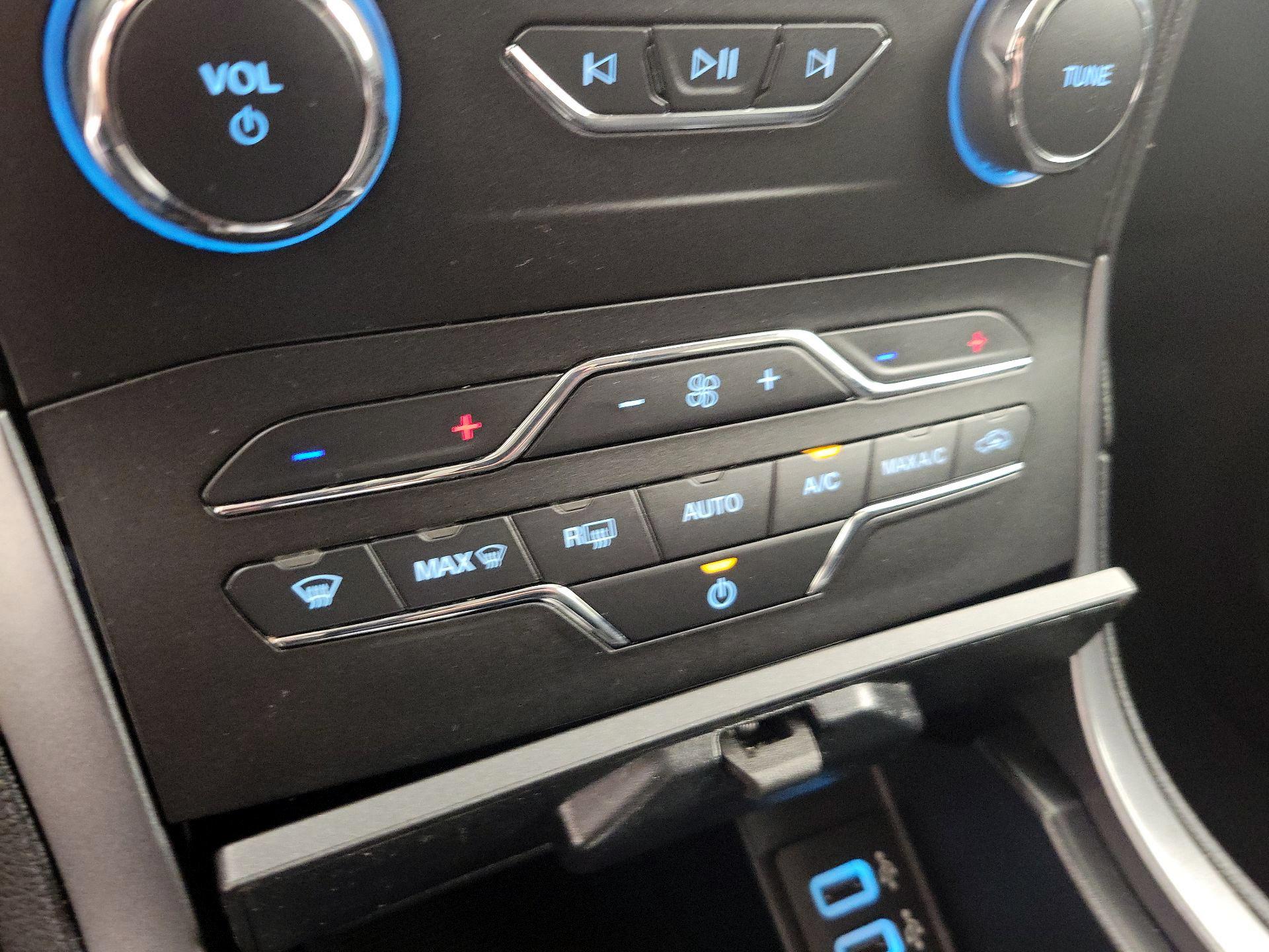 Thumbnail: 2020 Ford Edge - 16