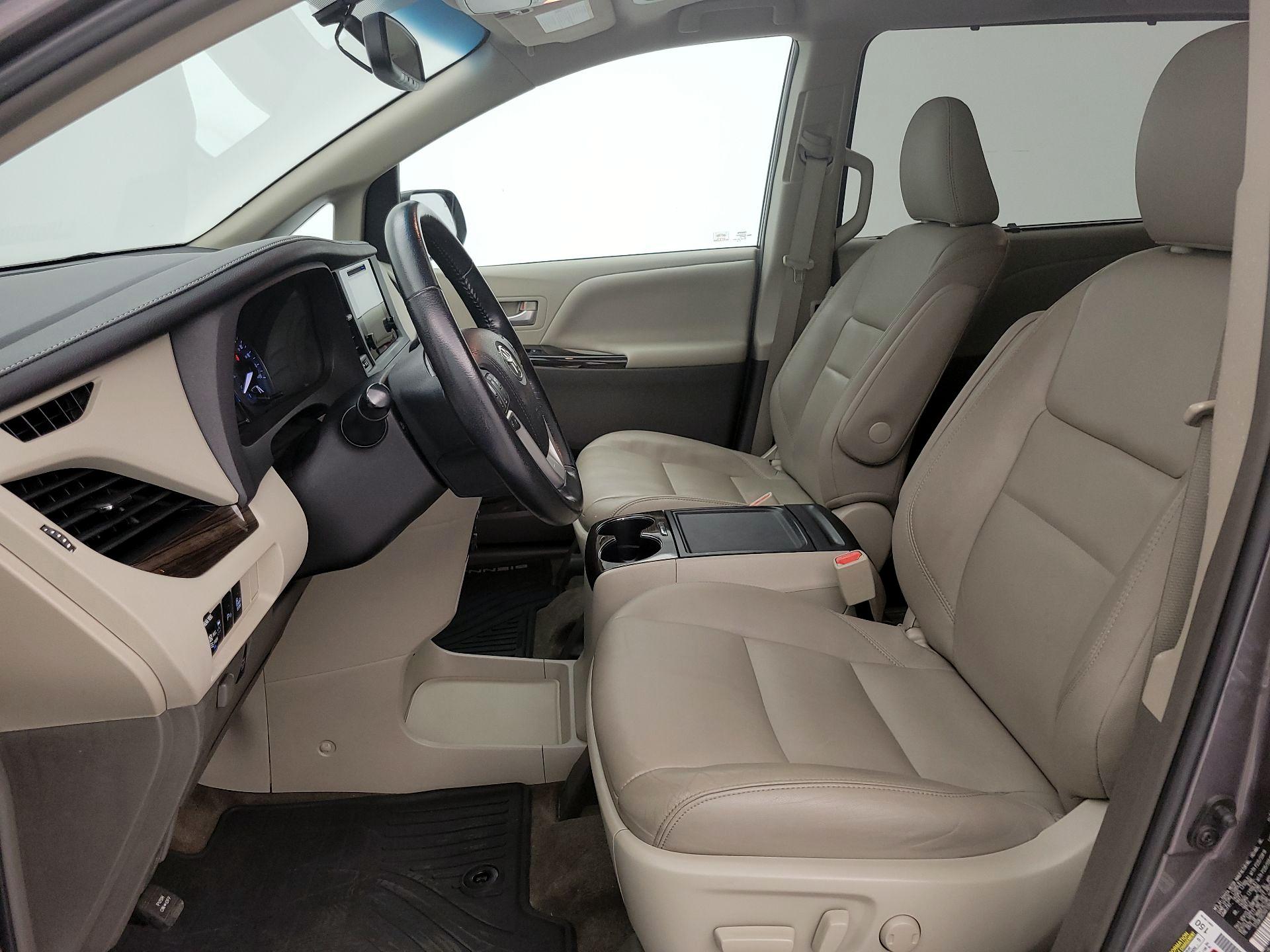 Thumbnail: 2016 Toyota Sienna - 11