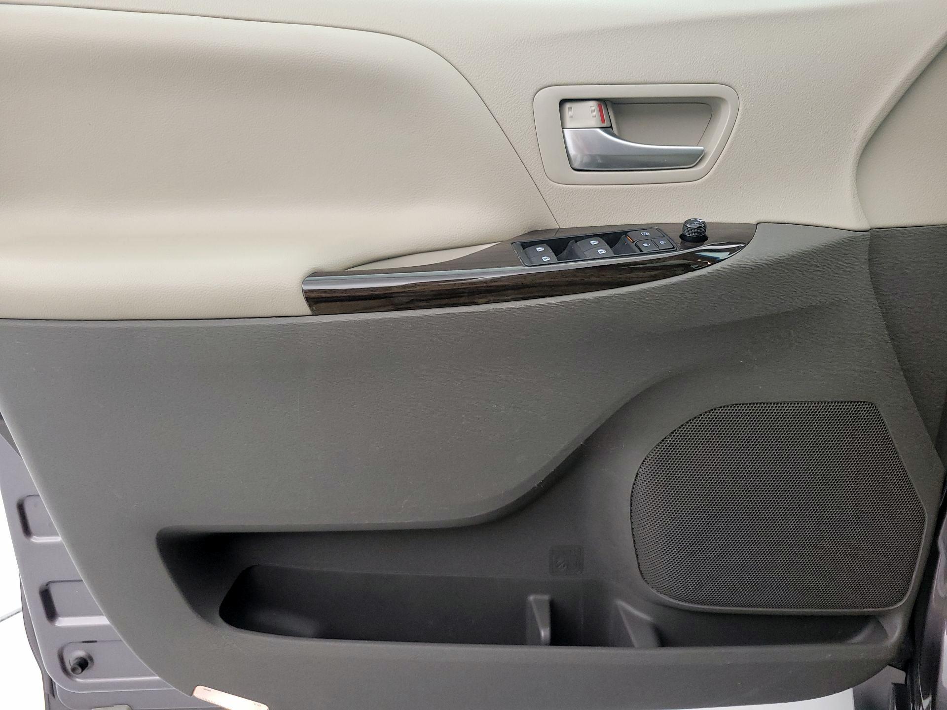 Thumbnail: 2016 Toyota Sienna - 12