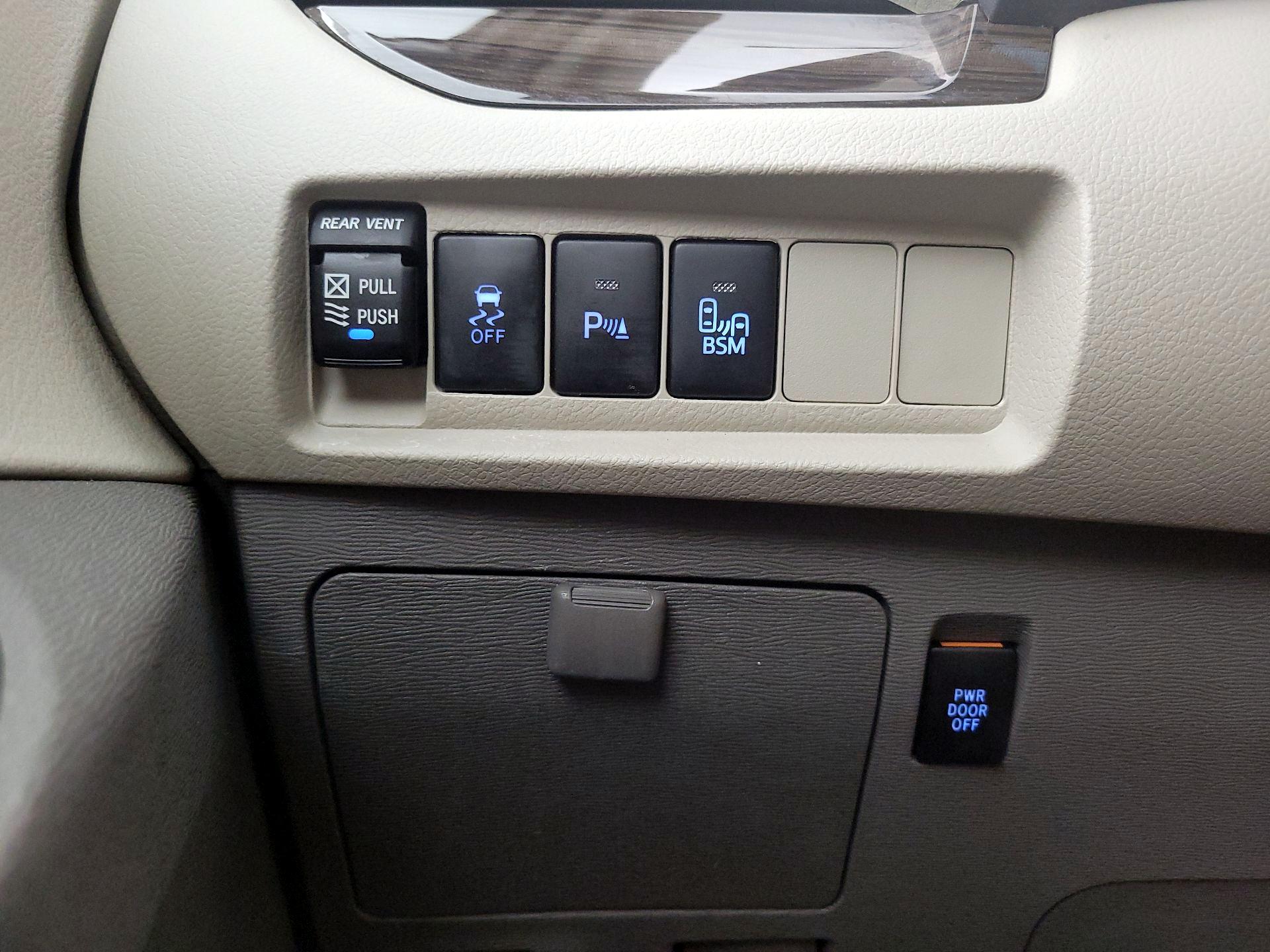 Thumbnail: 2016 Toyota Sienna - 13