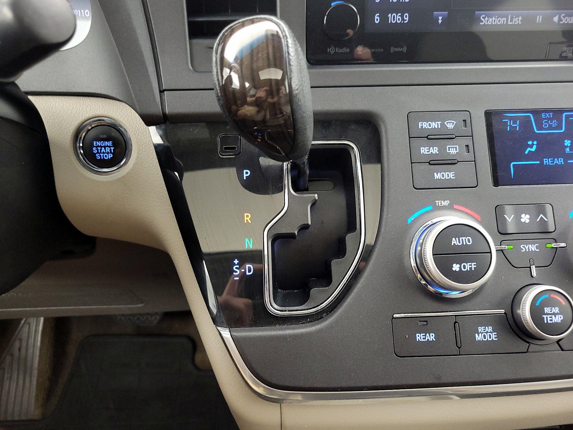 Thumbnail: 2016 Toyota Sienna - 18