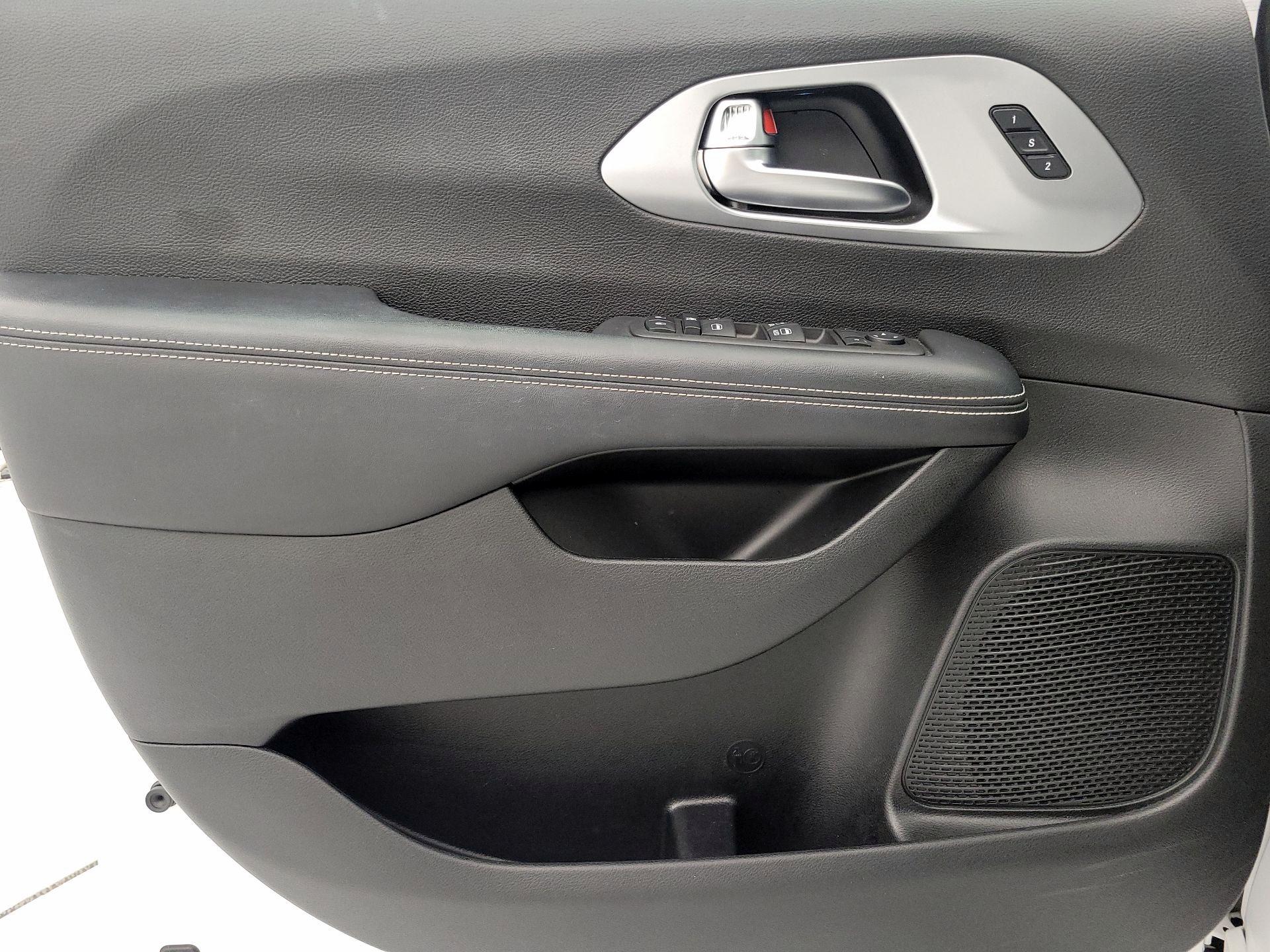 Thumbnail: 2023 Chrysler Pacifica - 12
