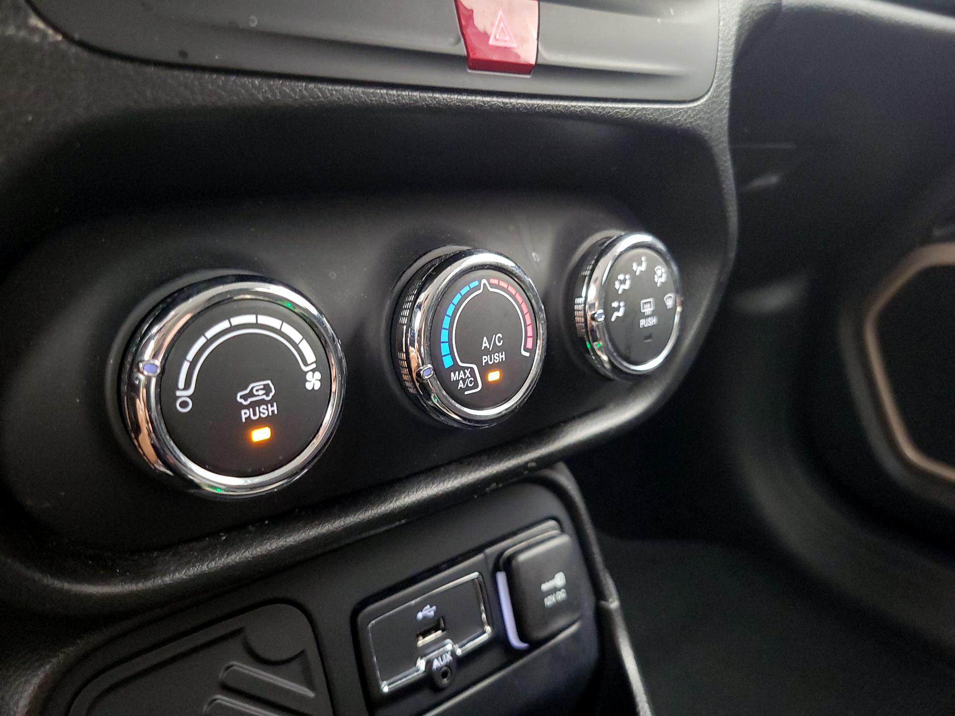 Thumbnail: 2016 Jeep Renegade - 17