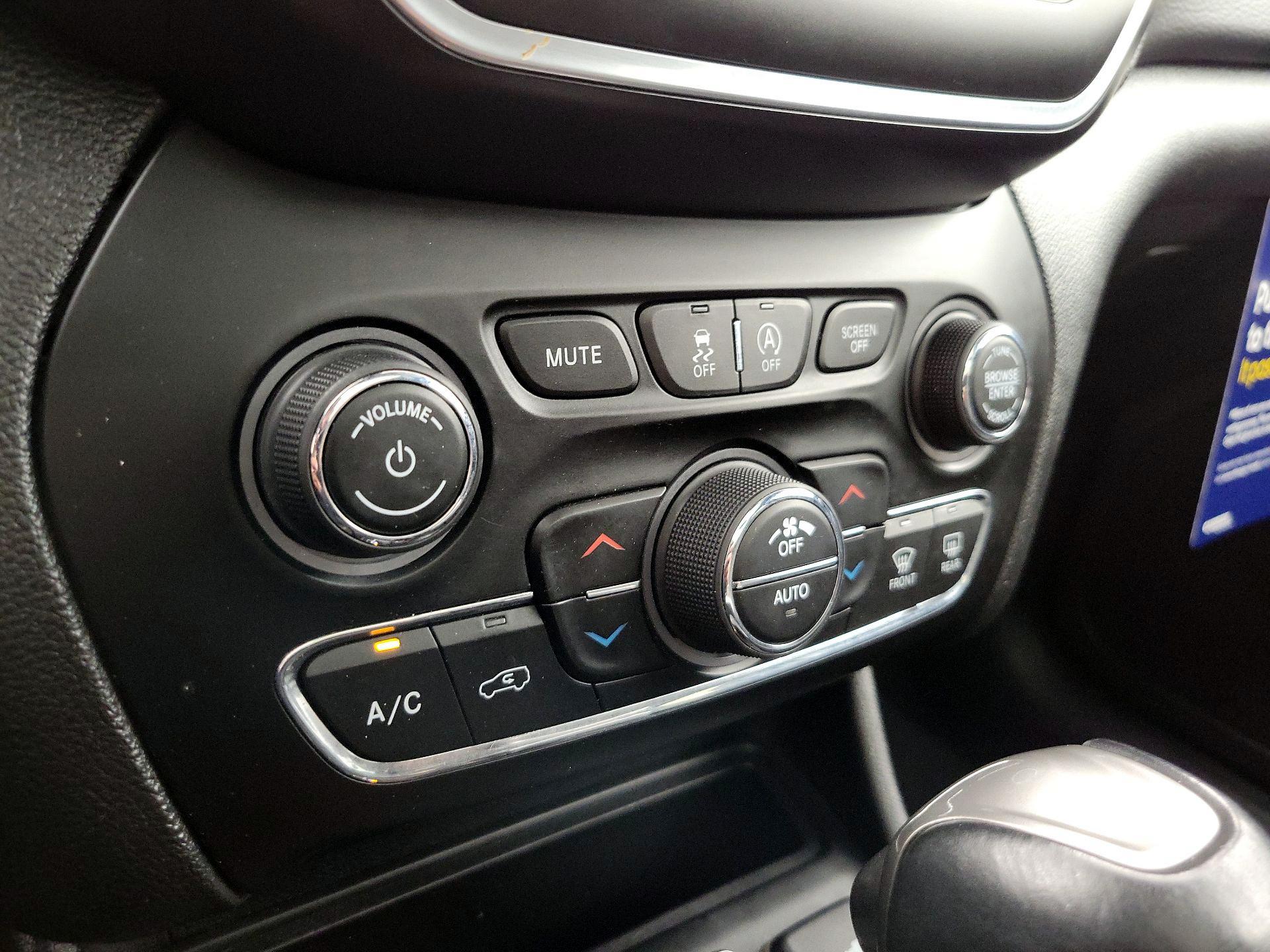 Thumbnail: 2021 Jeep Cherokee - 16