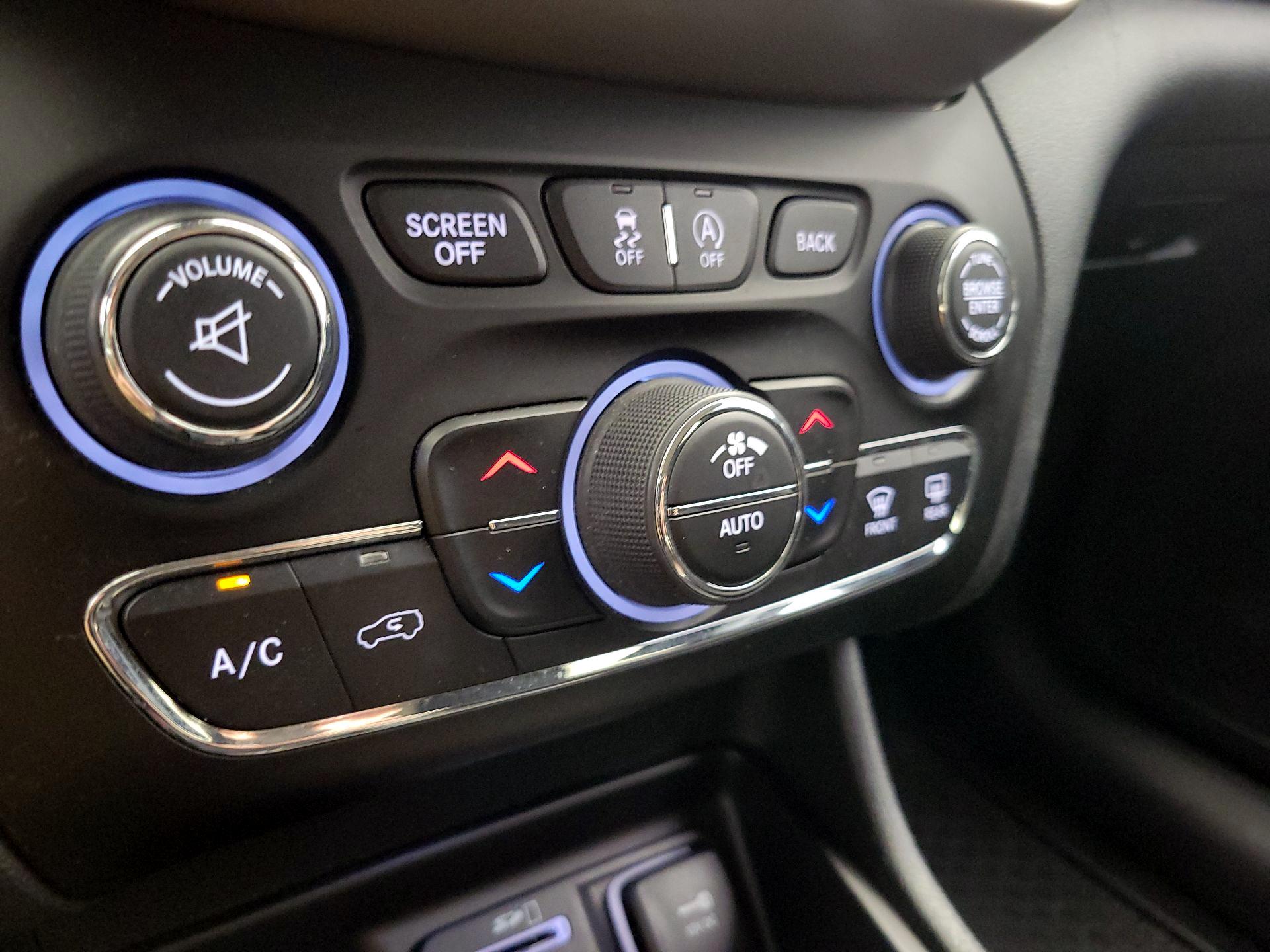 Thumbnail: 2015 Jeep Cherokee - 17