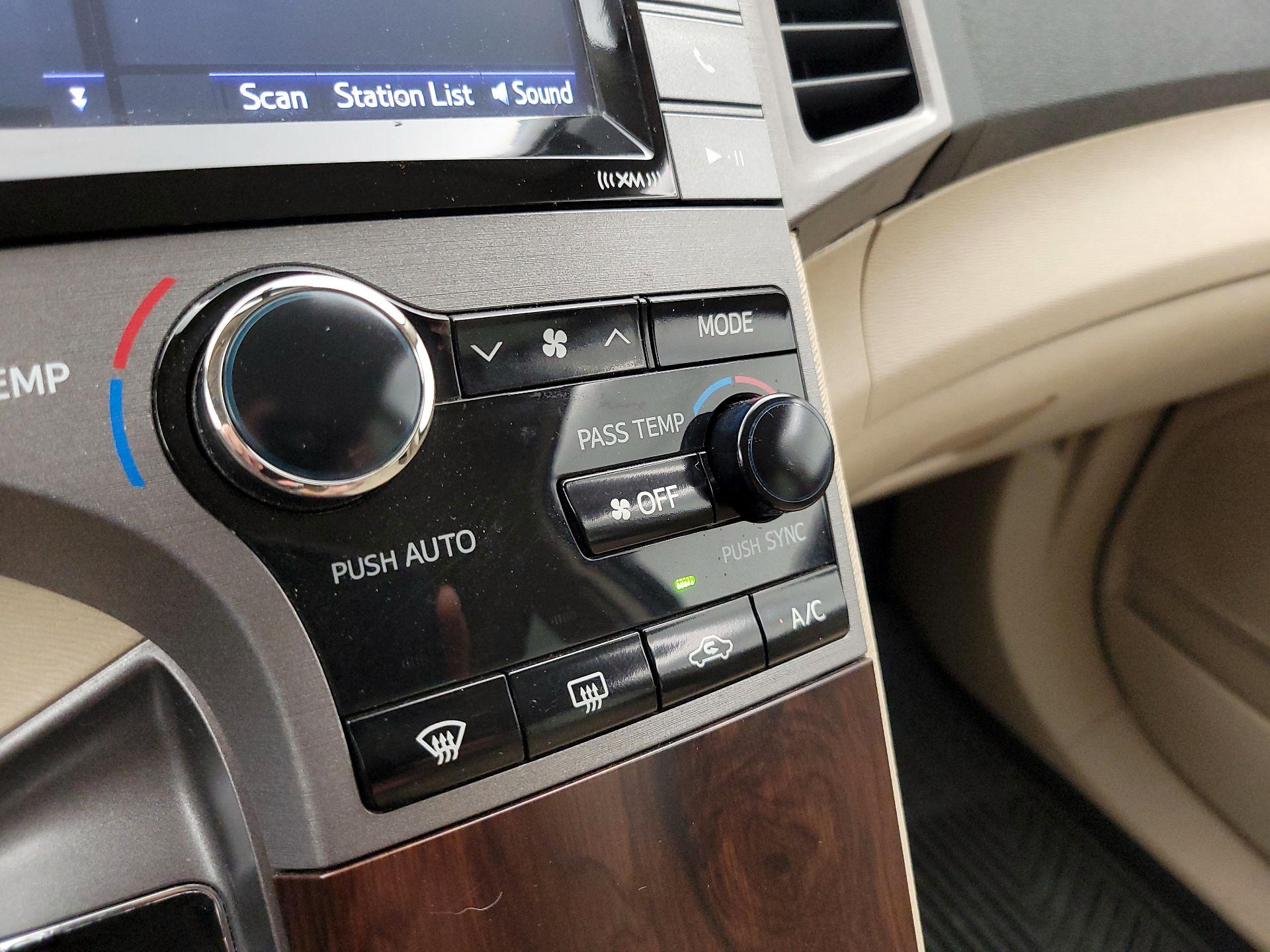Thumbnail: 2015 Toyota Venza - 16