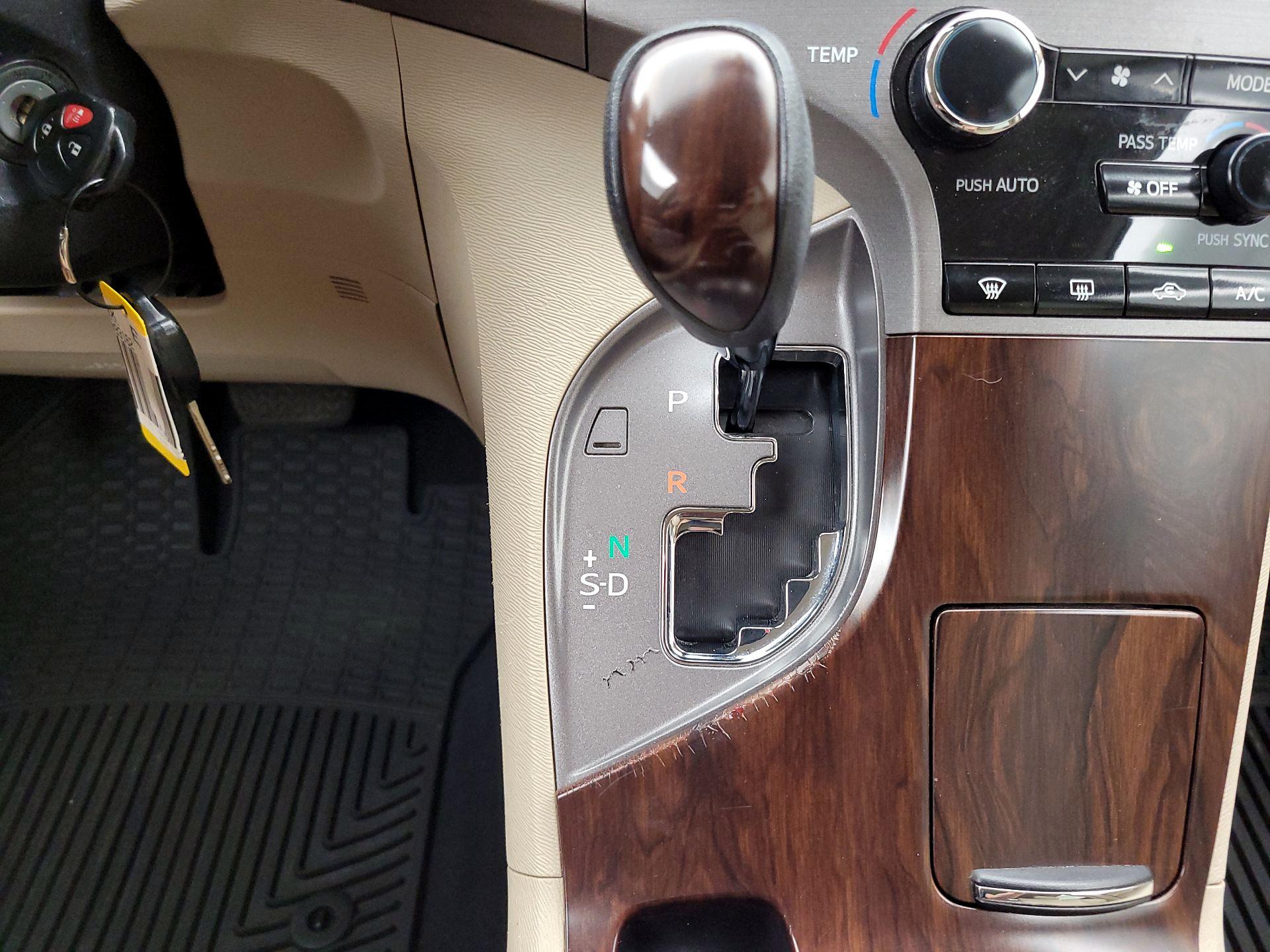 Thumbnail: 2015 Toyota Venza - 17