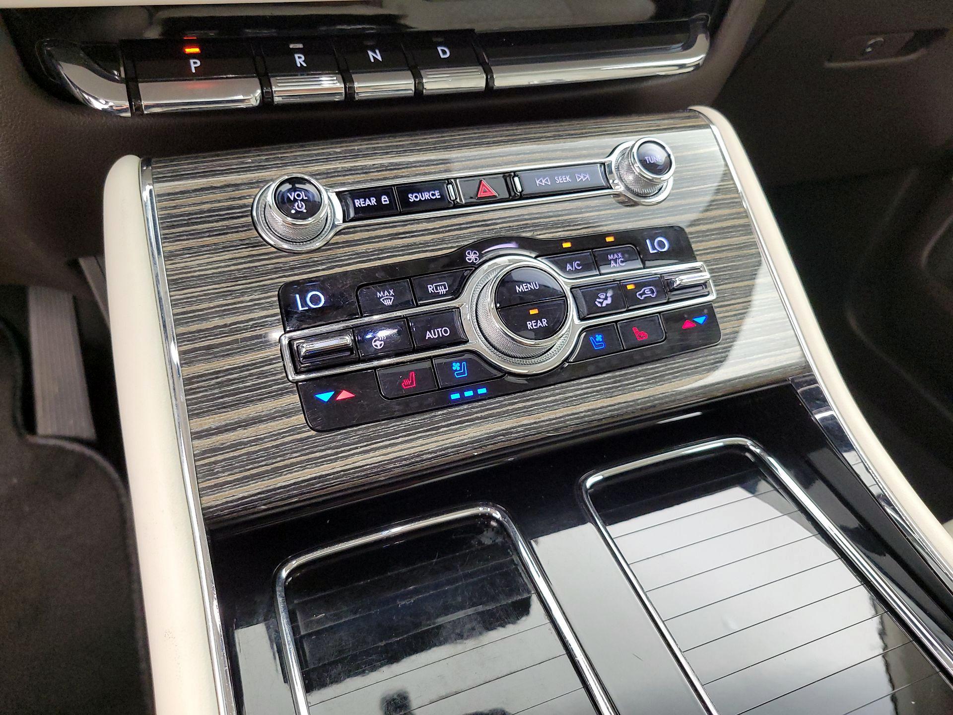 Thumbnail: 2020 Lincoln Aviator - 17