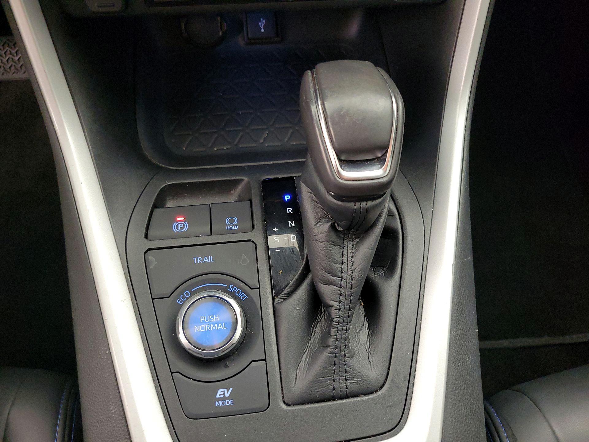 Thumbnail: 2021 Toyota RAV4 - 17