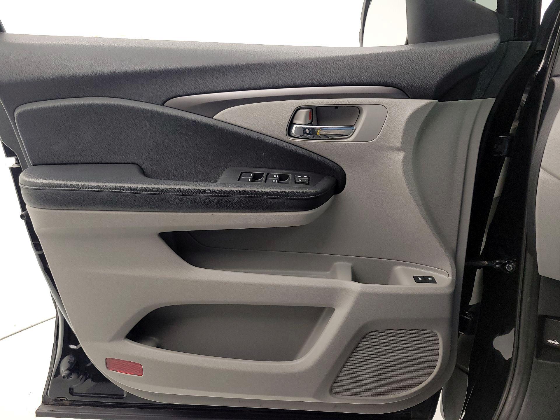 Thumbnail: 2017 Honda Pilot - 12