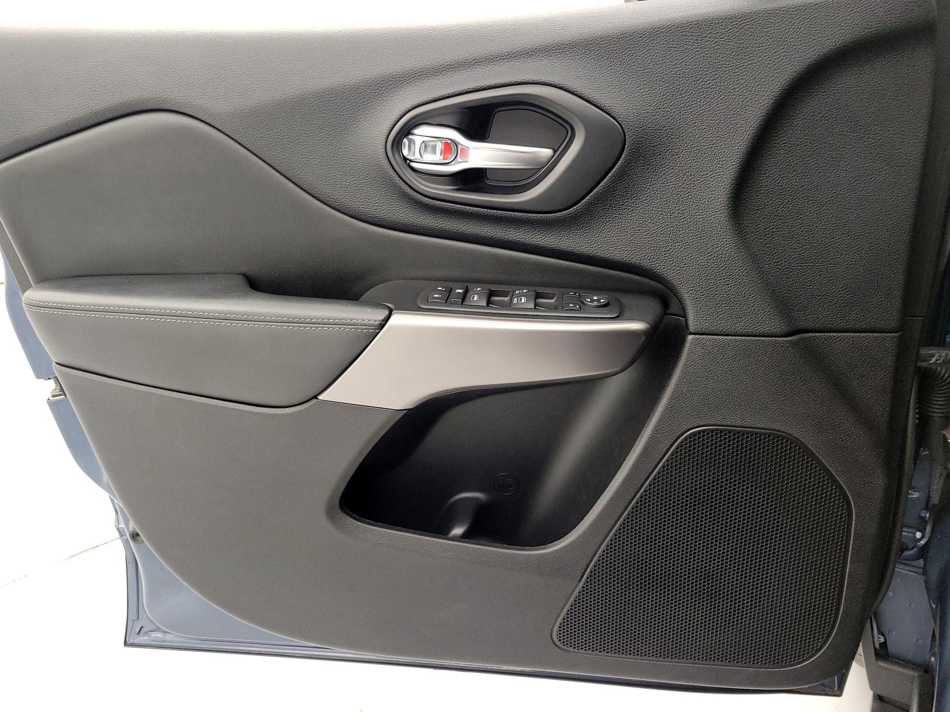 Thumbnail: 2021 Jeep Cherokee - 12