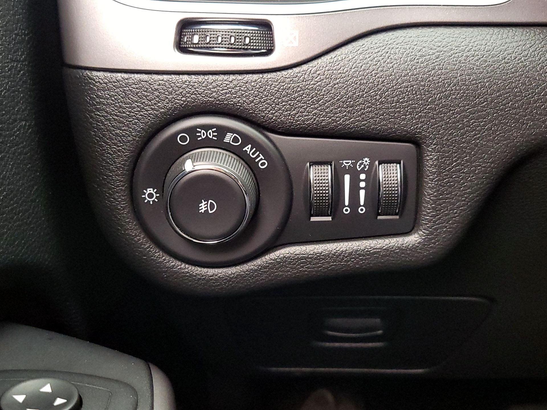 Thumbnail: 2021 Jeep Cherokee - 13