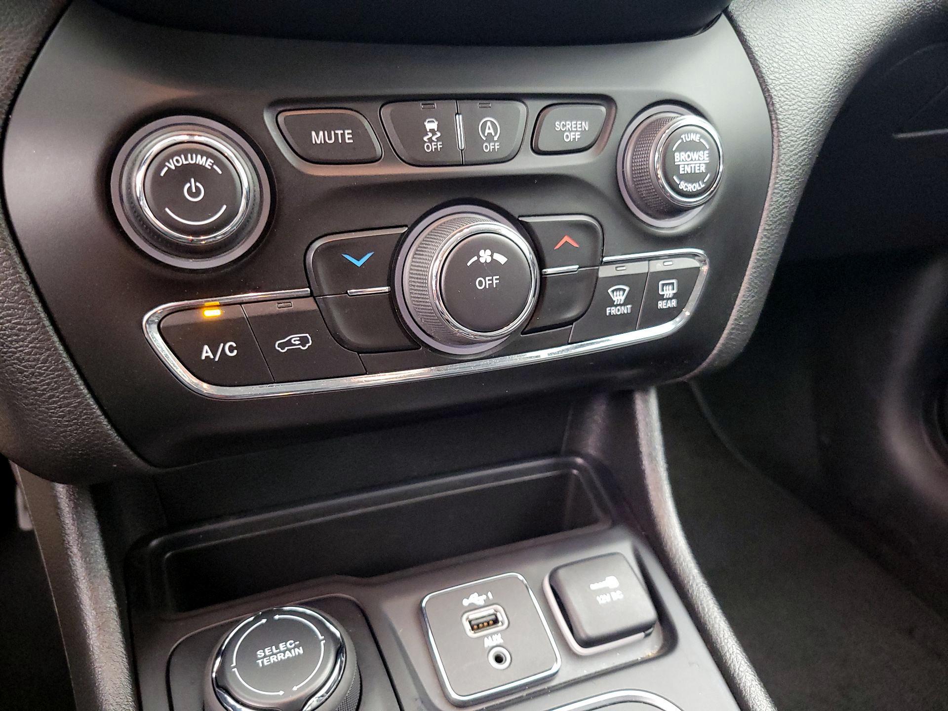 Thumbnail: 2021 Jeep Cherokee - 16