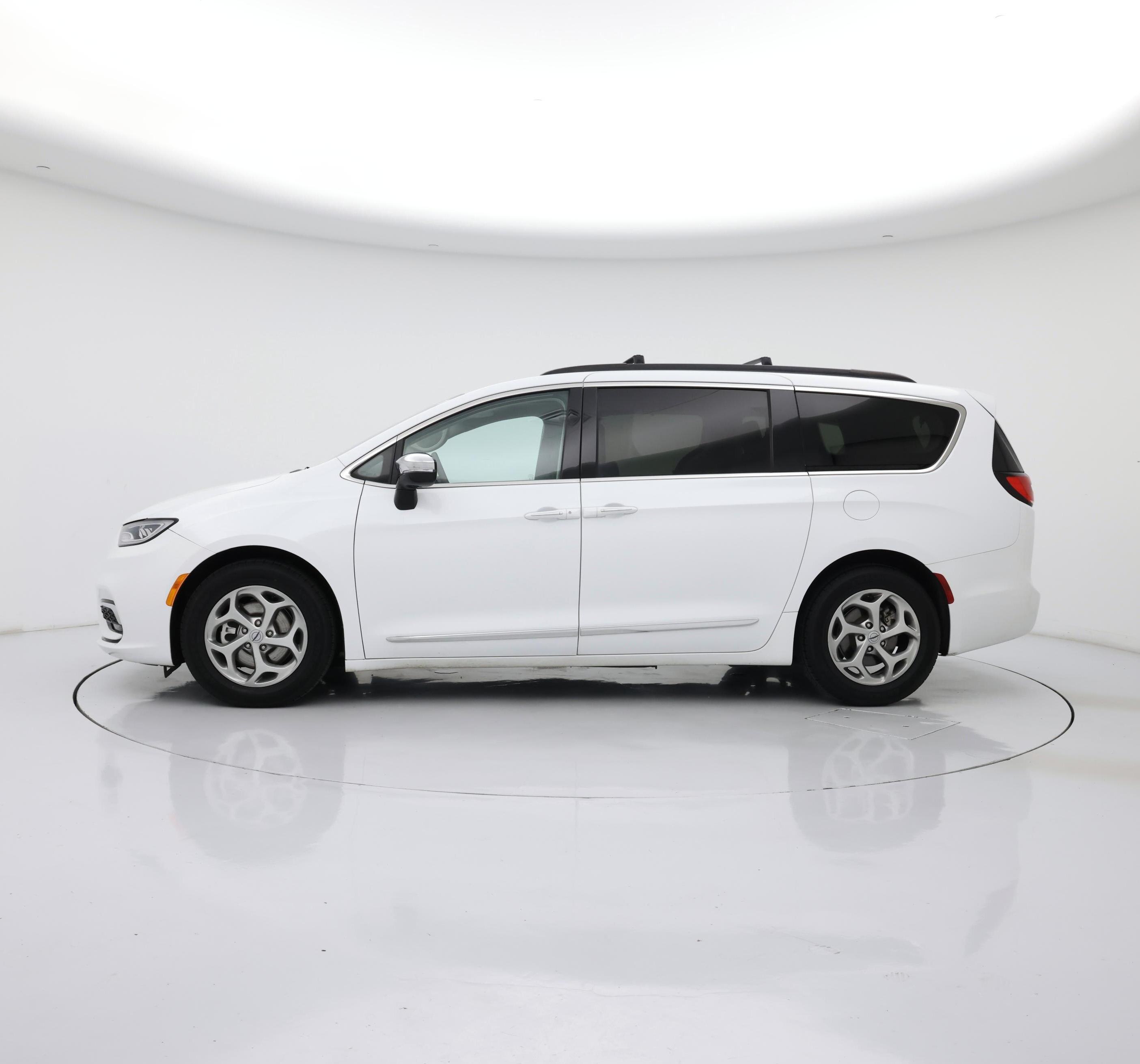 Thumbnail: 2023 Chrysler Pacifica - 3