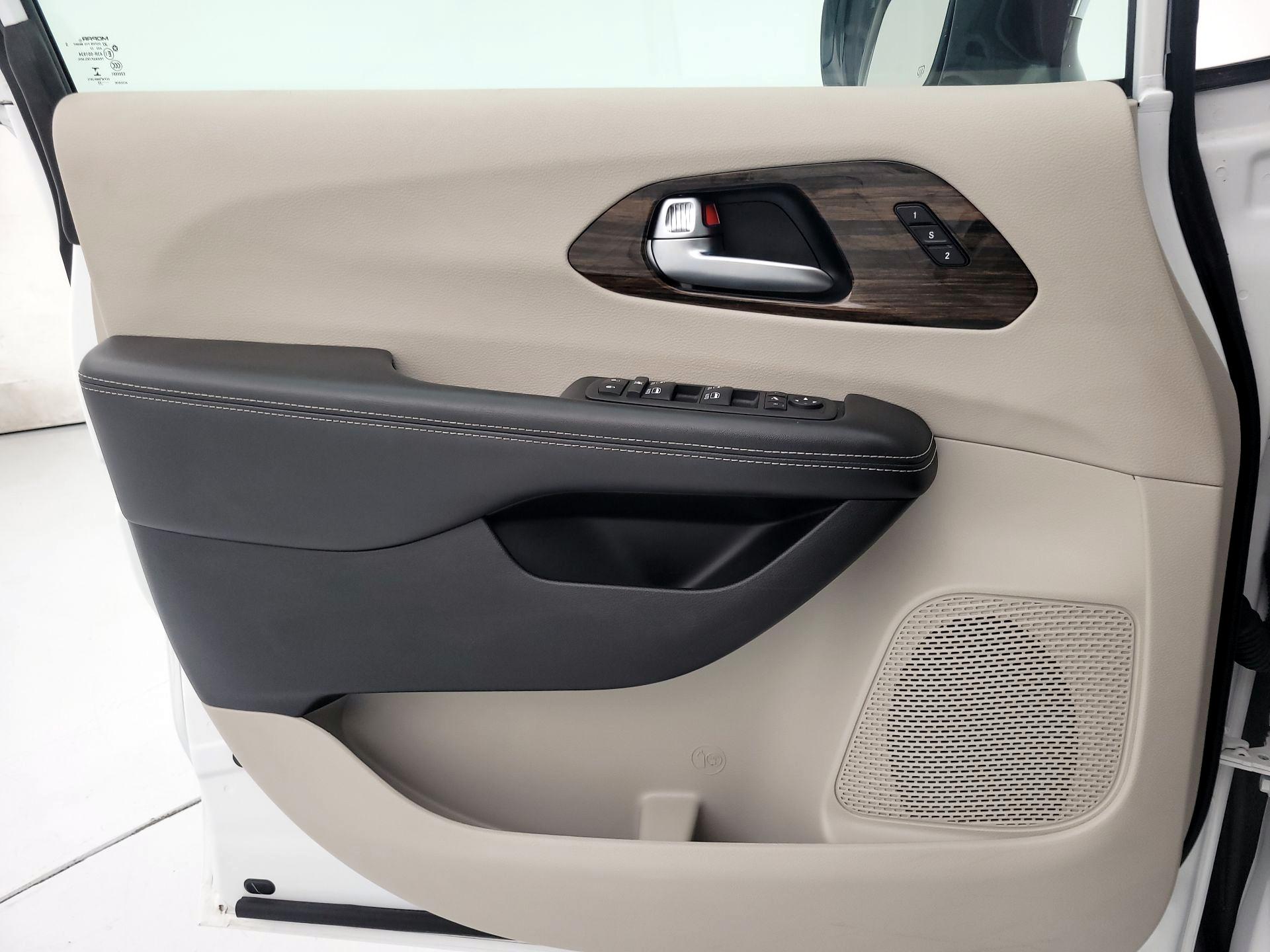 Thumbnail: 2023 Chrysler Pacifica - 12