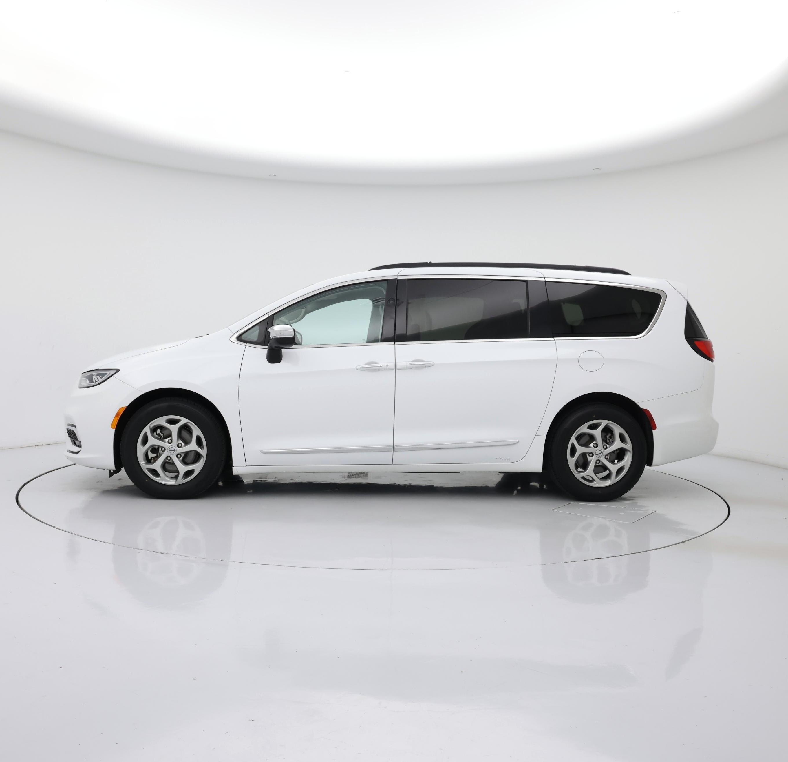 Thumbnail: 2023 Chrysler Pacifica - 3