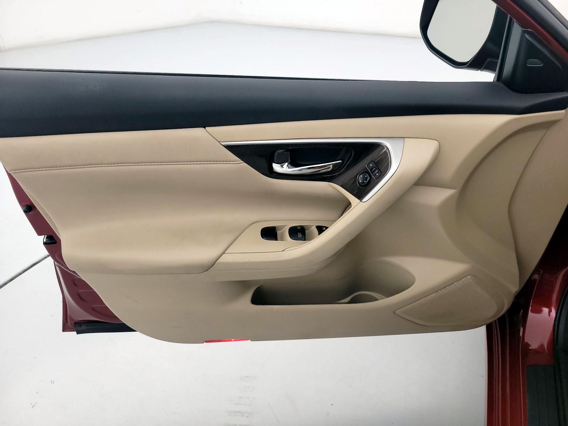 Thumbnail: 2015 Nissan Altima - 12