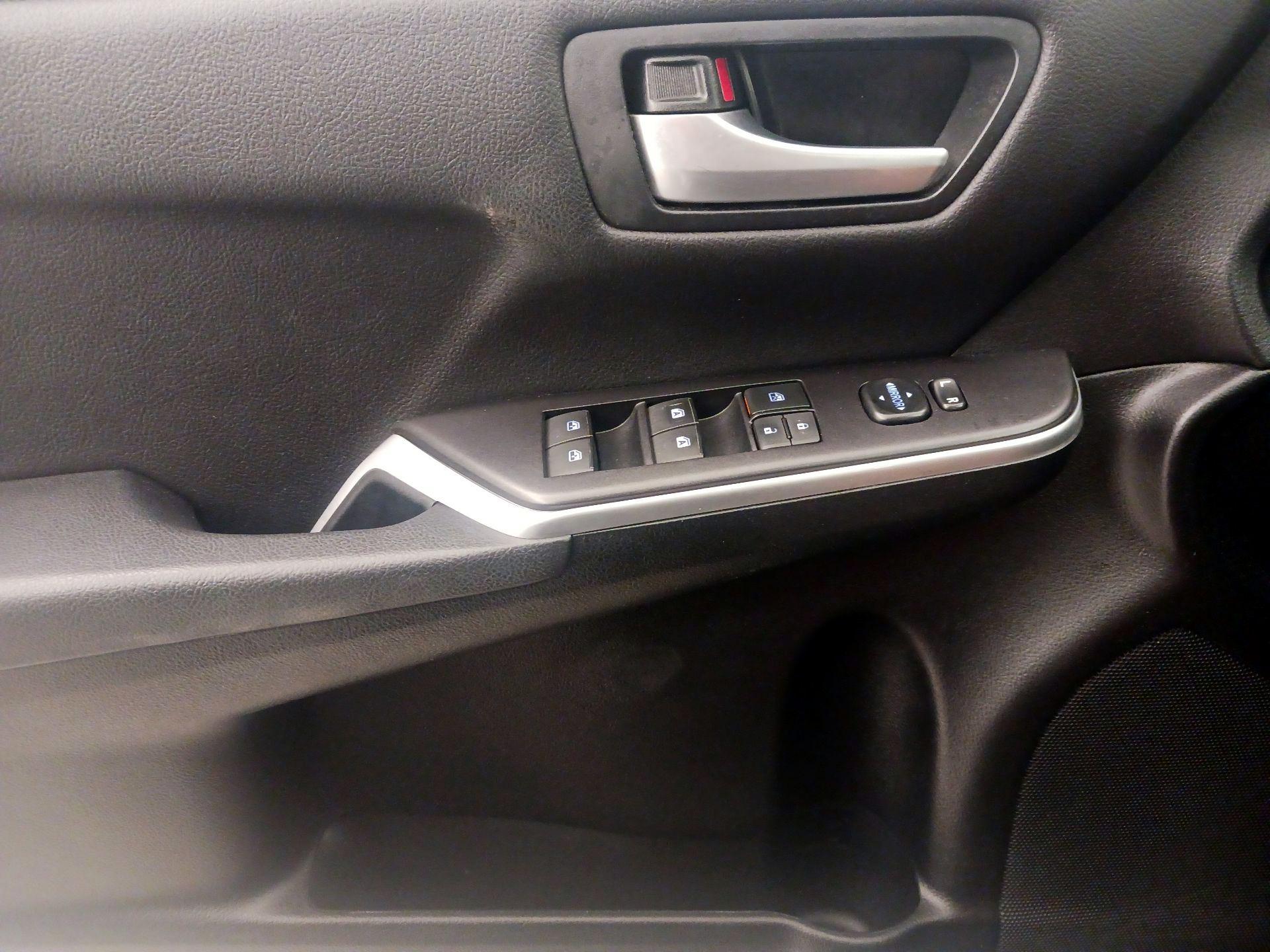 Thumbnail: 2017 Toyota Camry - 12
