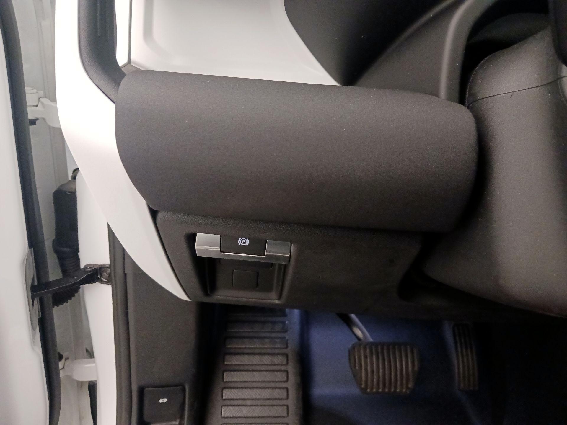 Thumbnail: 2020 Land Rover Defender - 13