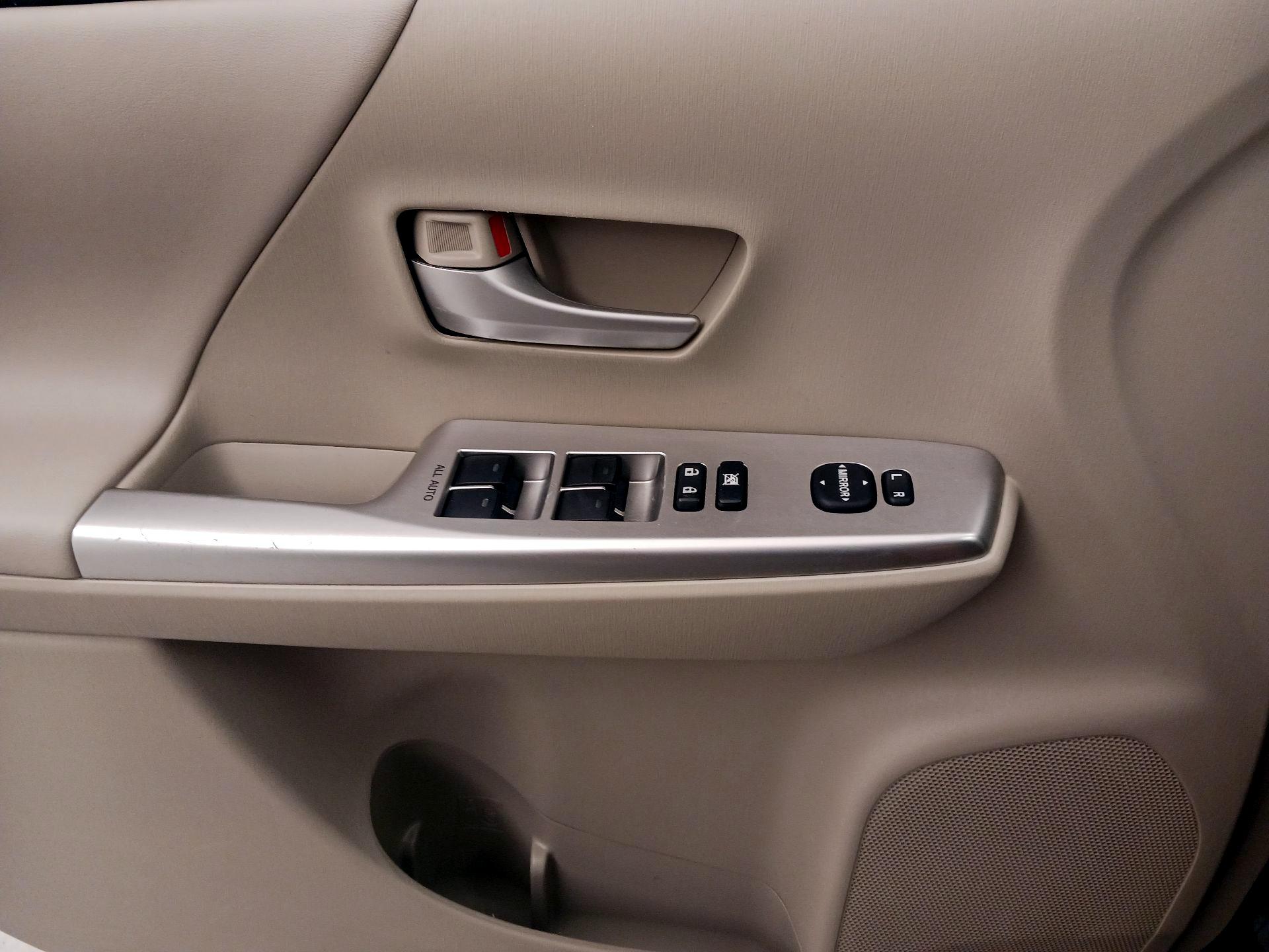 Thumbnail: 2013 Toyota Prius v - 12
