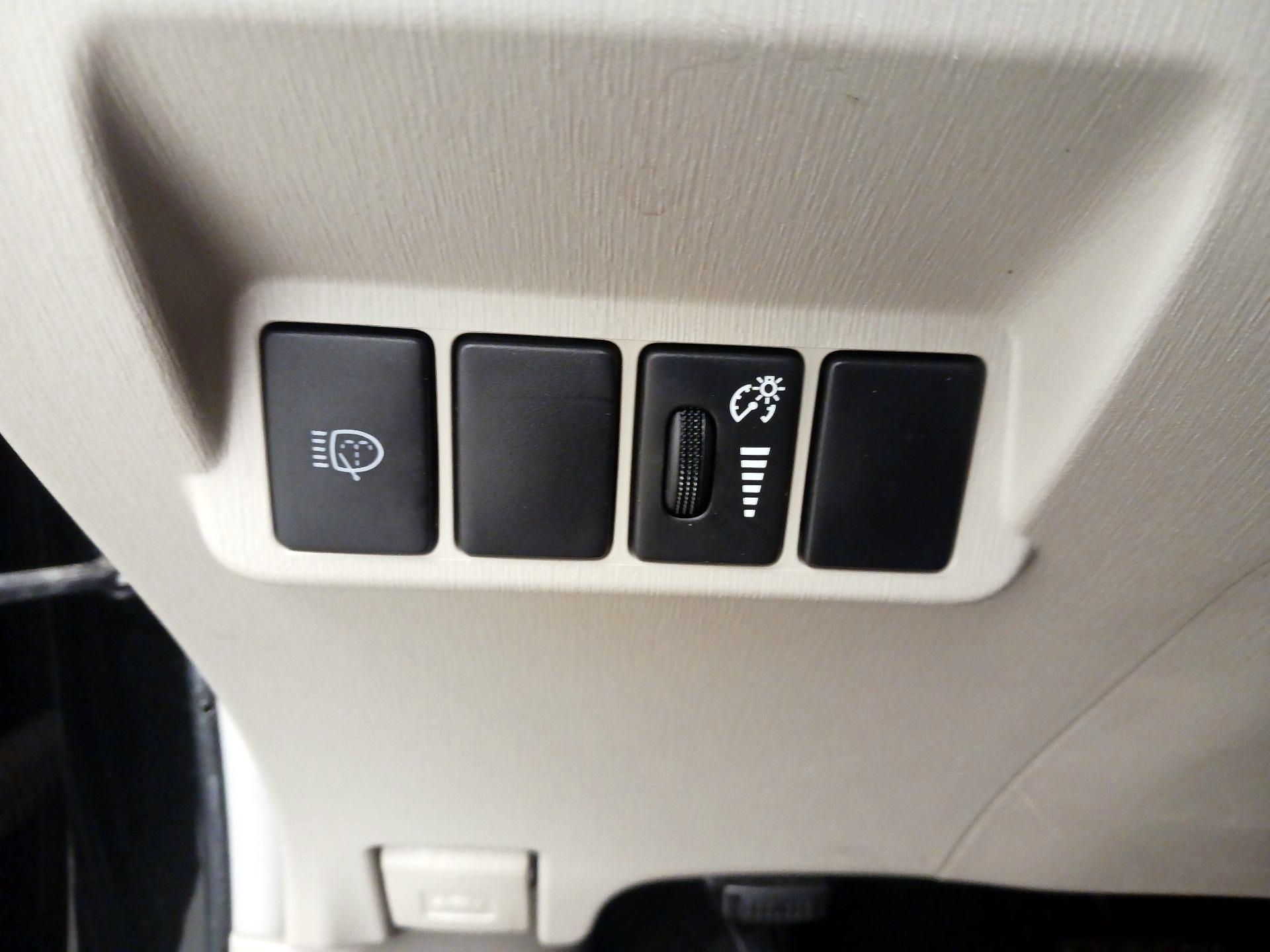 Thumbnail: 2013 Toyota Prius v - 13