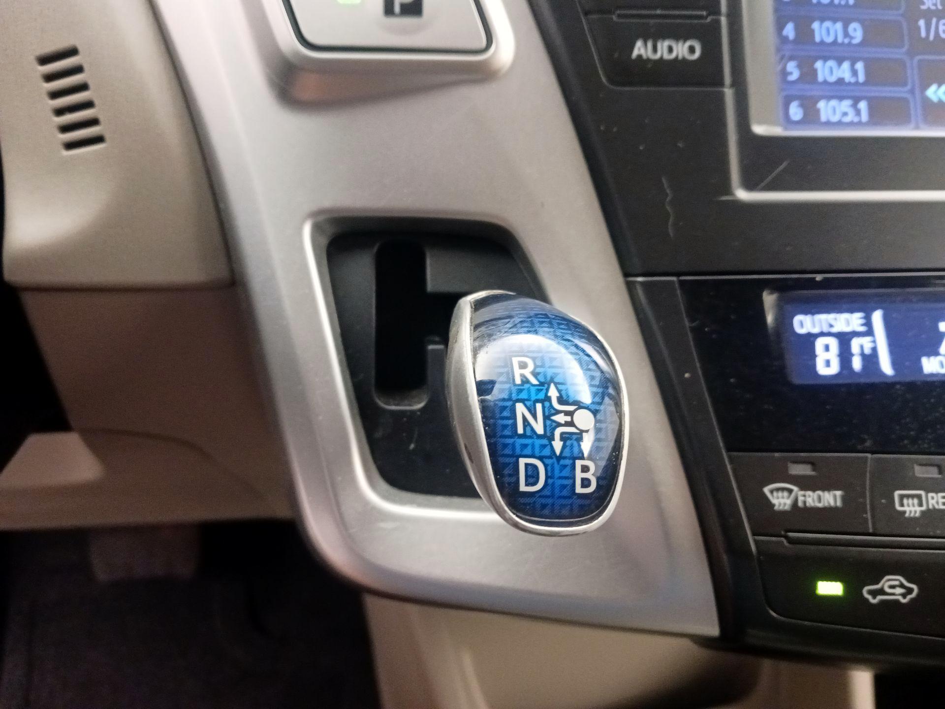 Thumbnail: 2013 Toyota Prius v - 17