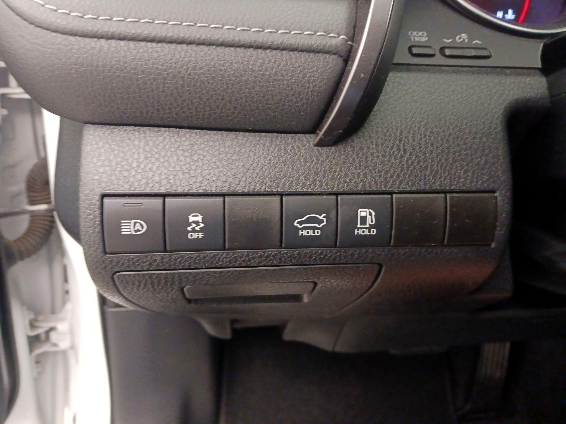 Thumbnail: 2019 Toyota Camry - 13