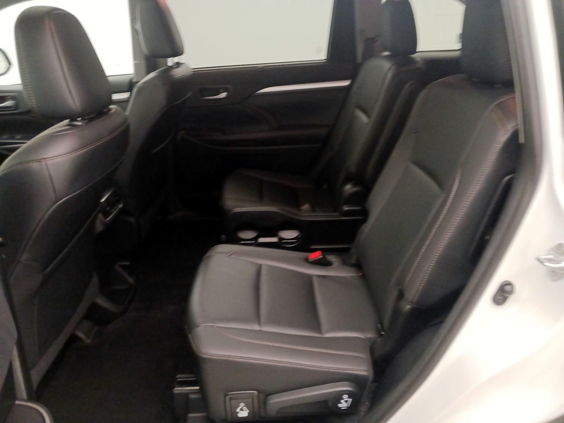 Thumbnail: 2019 Toyota Highlander - 20