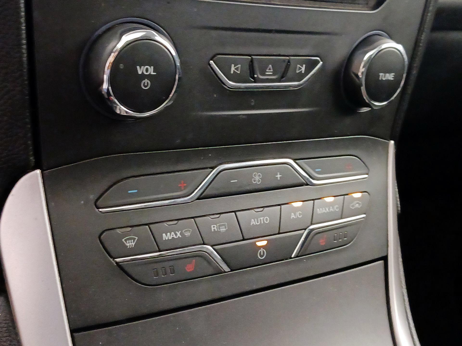 Thumbnail: 2016 Ford Edge - 17