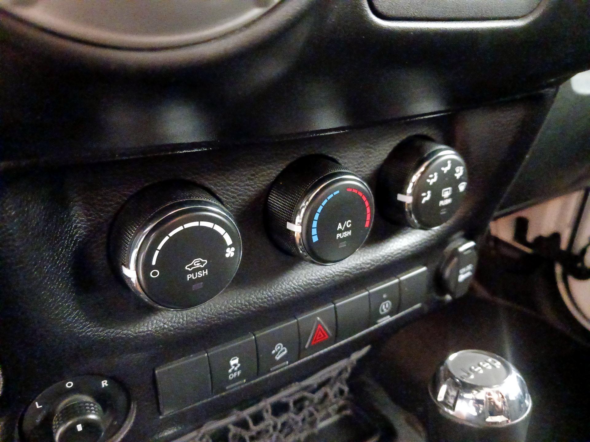 Thumbnail: 2016 Jeep Wrangler - 14