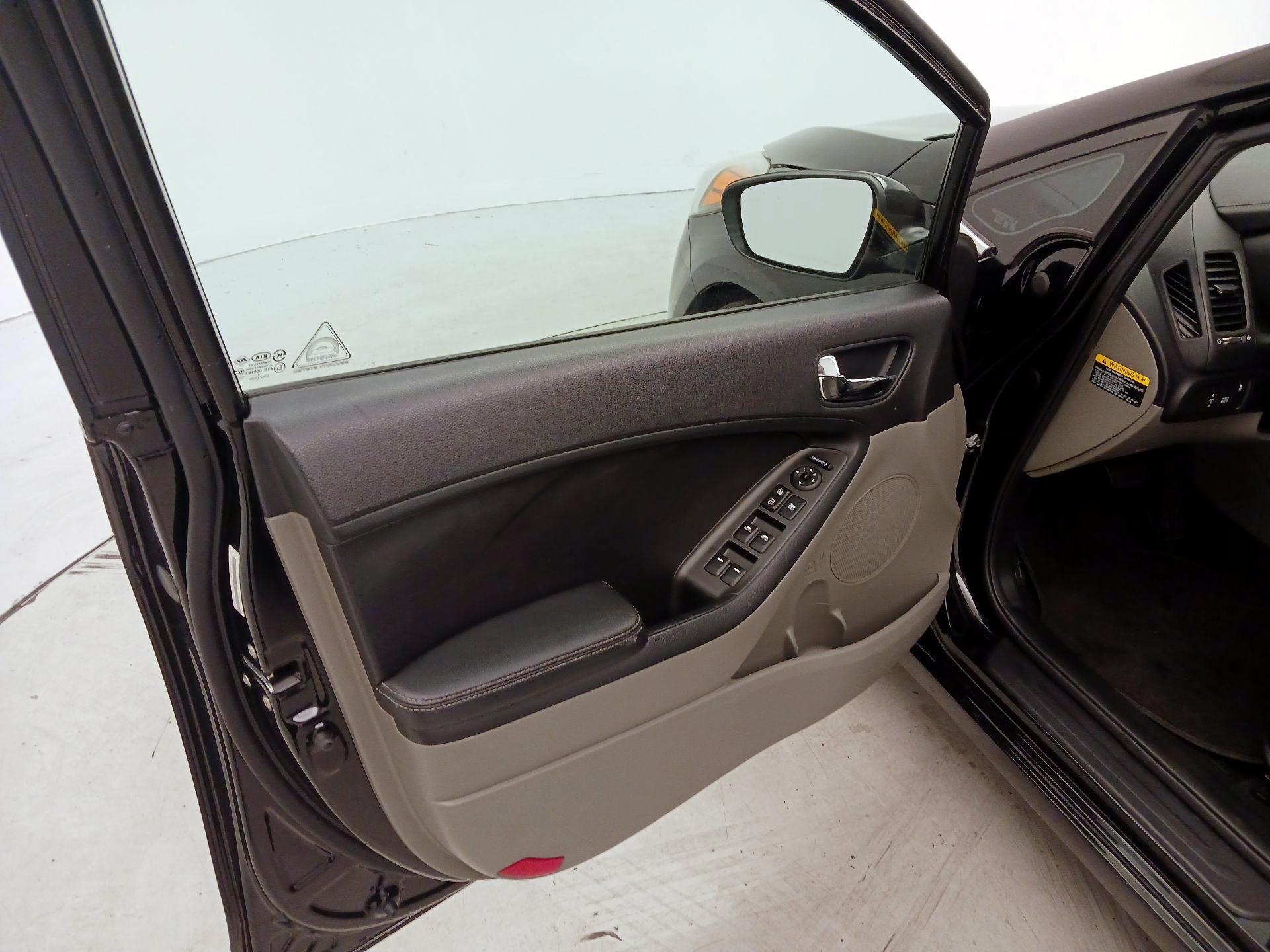 Thumbnail: 2015 Kia Forte - 12