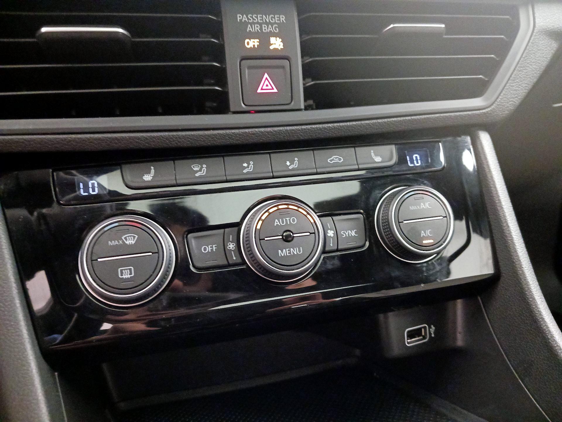 Thumbnail: 2019 Volkswagen Jetta - 16
