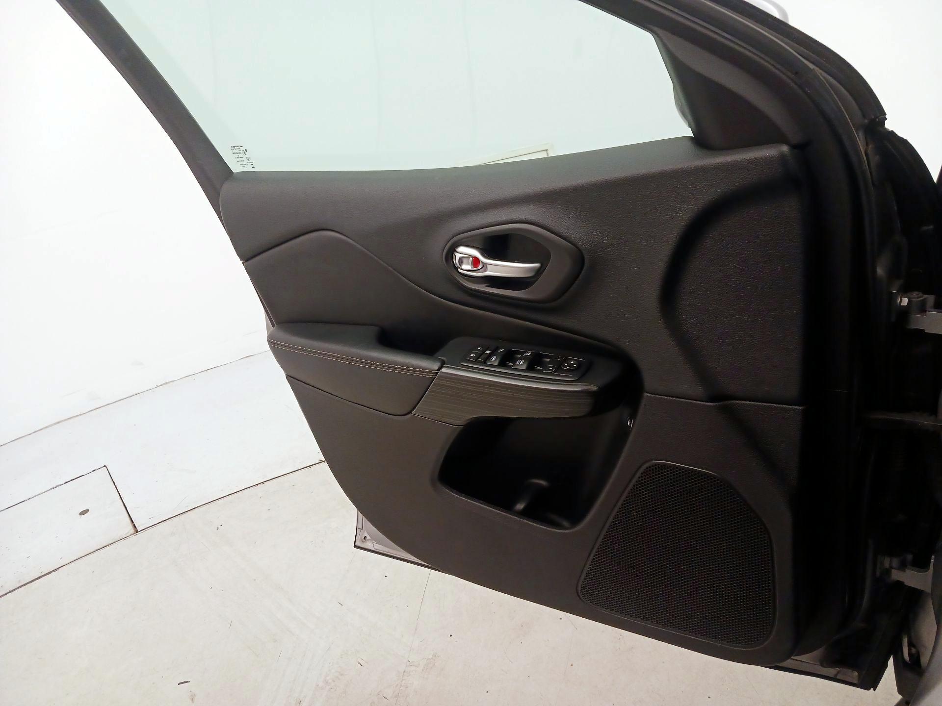 Thumbnail: 2016 Jeep Cherokee - 12