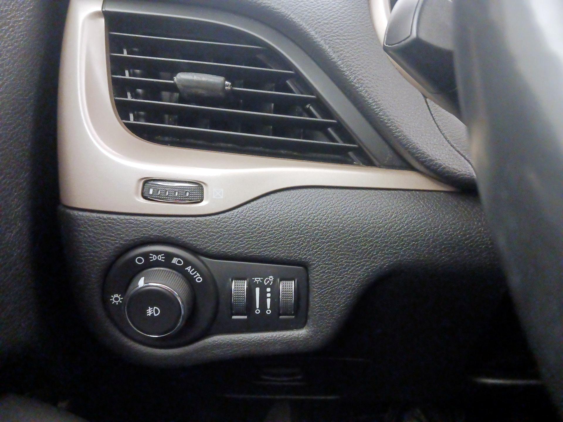 Thumbnail: 2016 Jeep Cherokee - 13