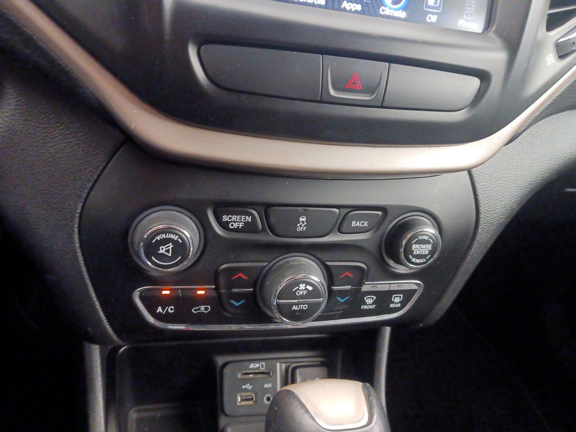 Thumbnail: 2016 Jeep Cherokee - 16