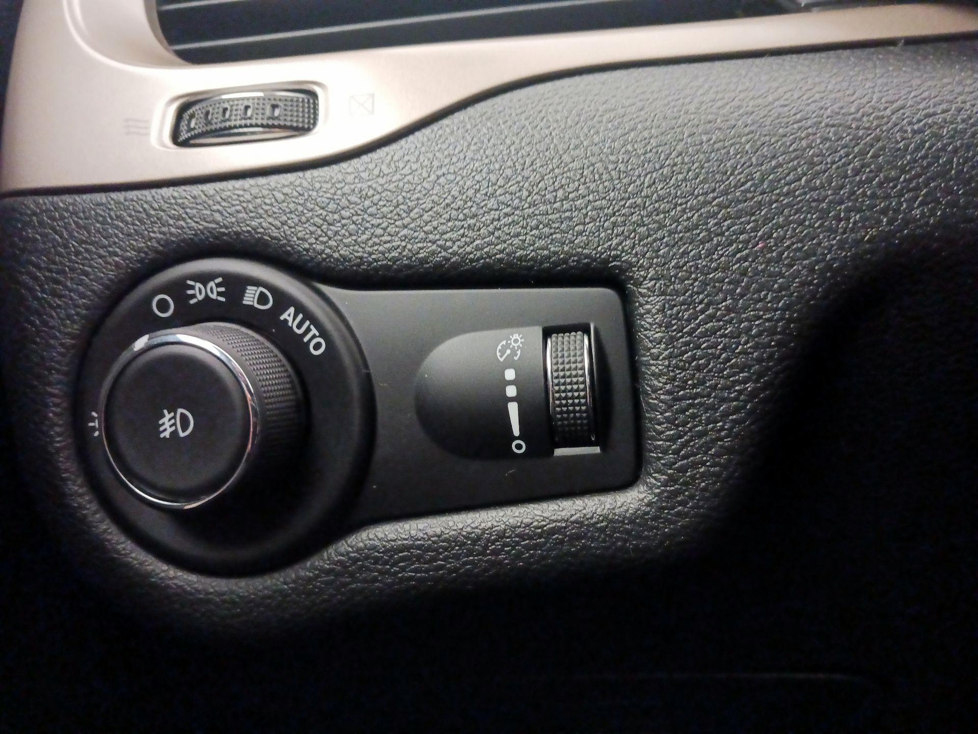 Thumbnail: 2018 Jeep Cherokee - 13