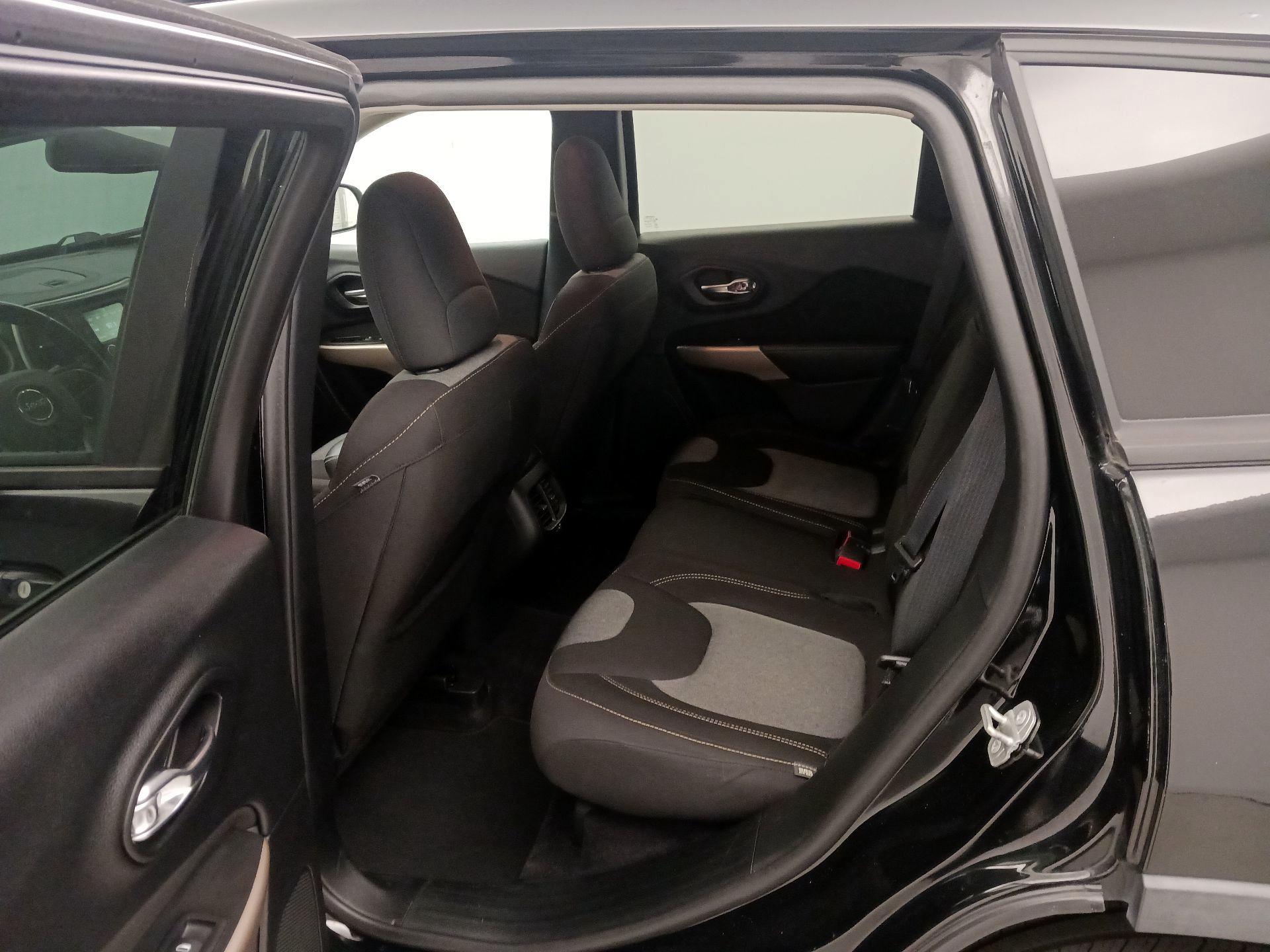 Thumbnail: 2018 Jeep Cherokee - 19