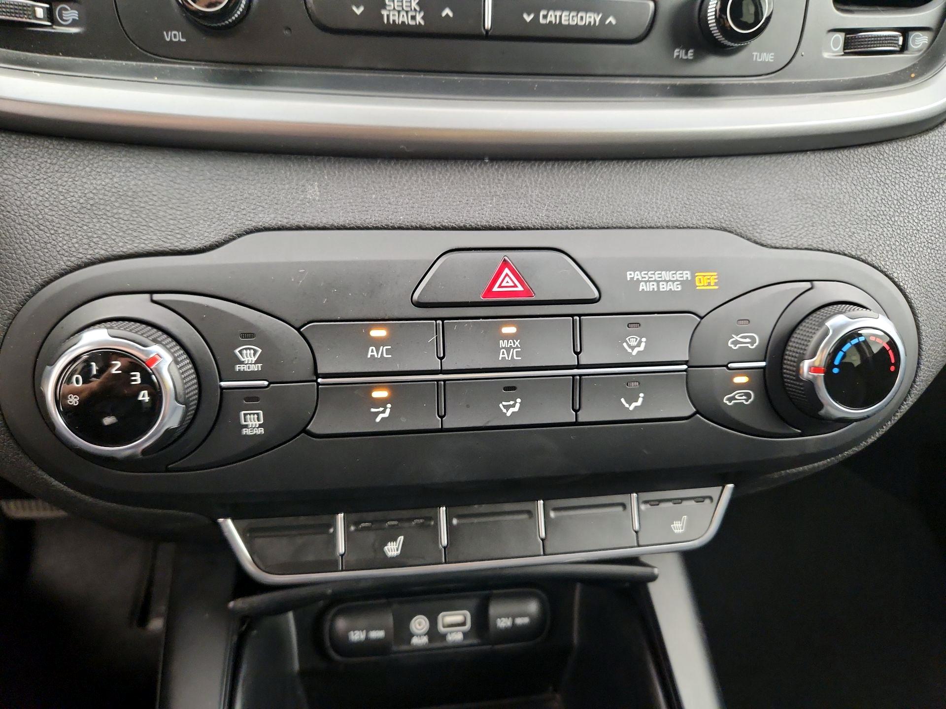 Thumbnail: 2016 Kia Sorento - 16
