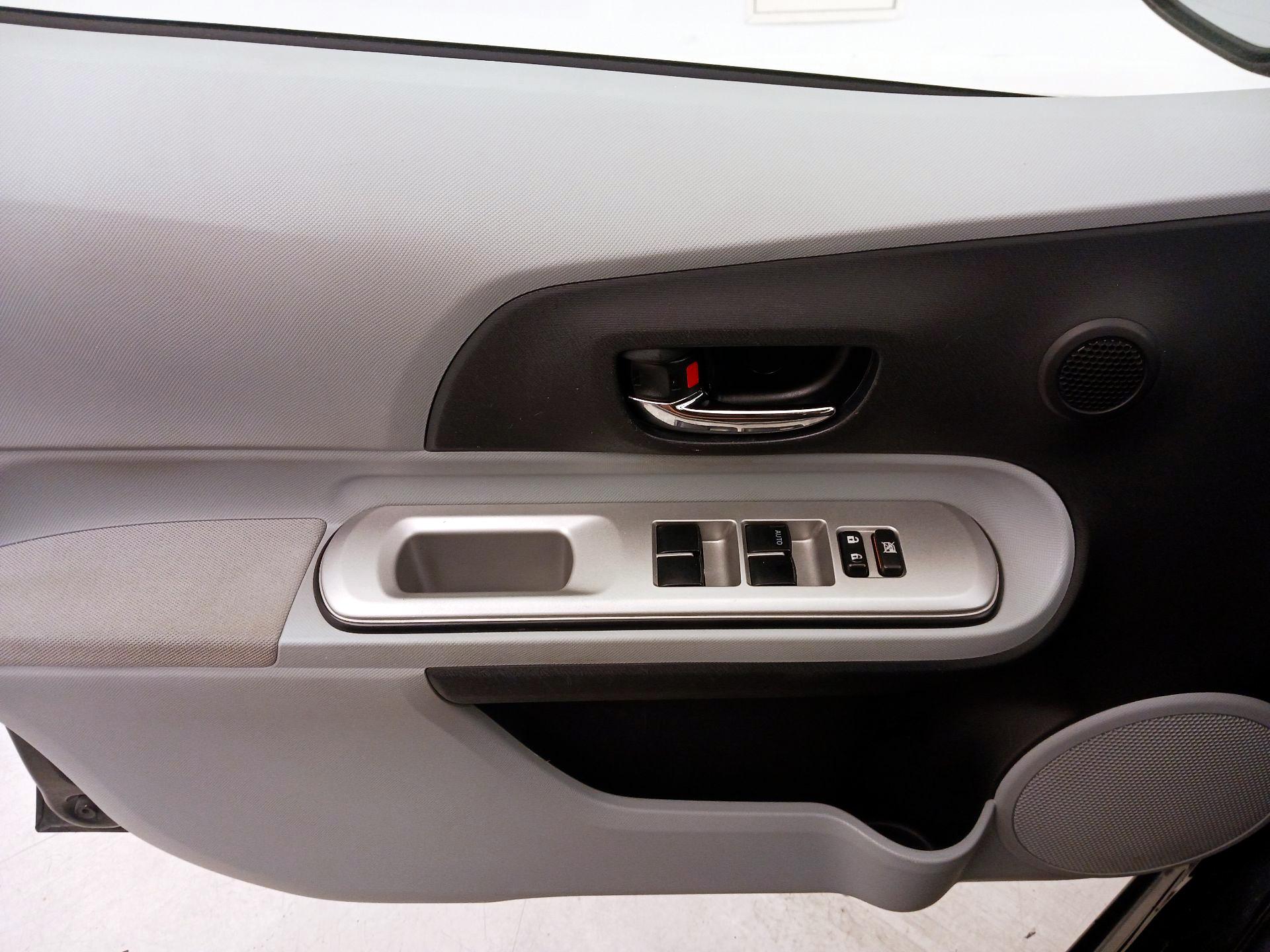 Thumbnail: 2013 Toyota Prius c - 12