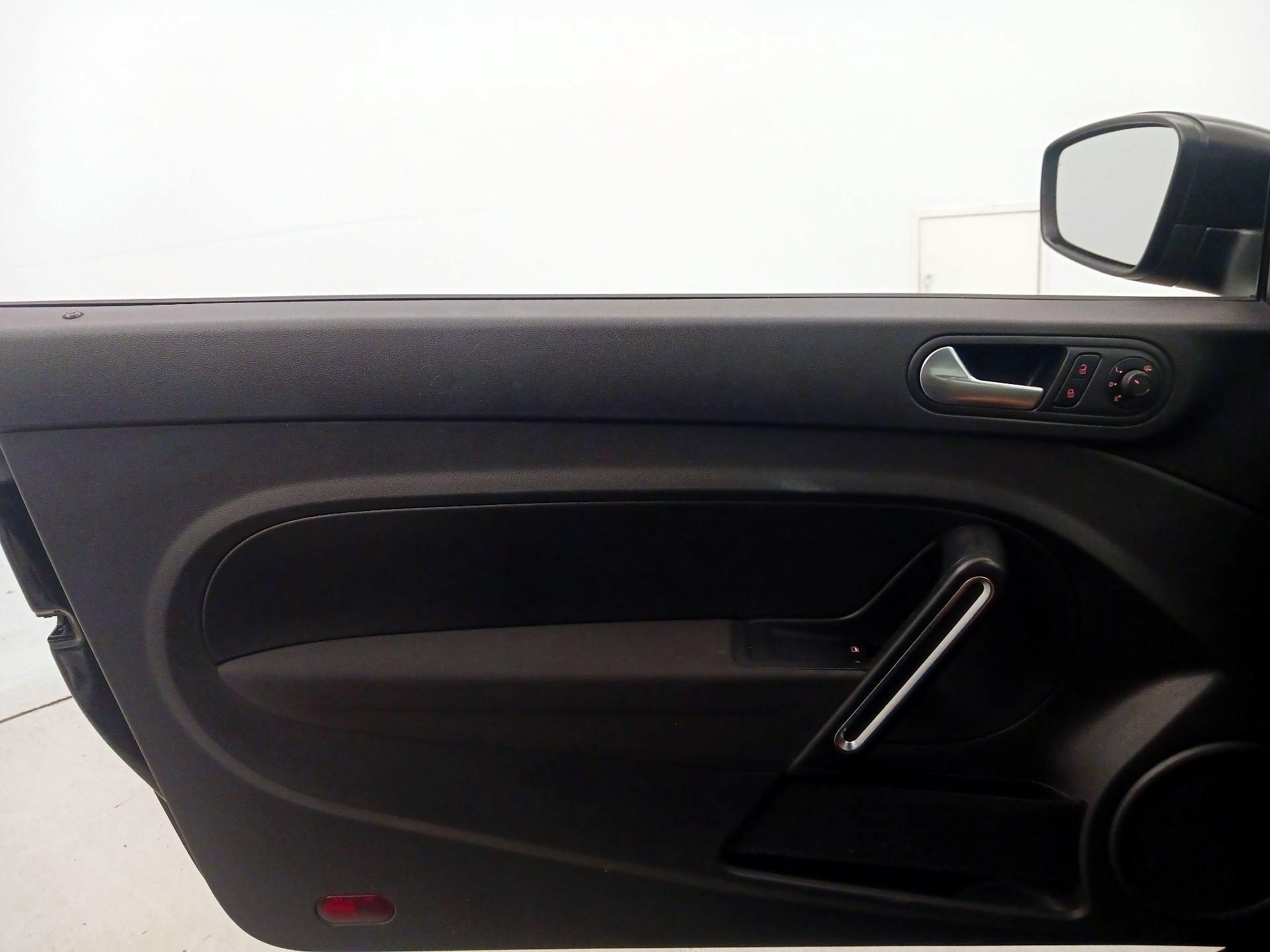 Thumbnail: 2016 Volkswagen Beetle - 12
