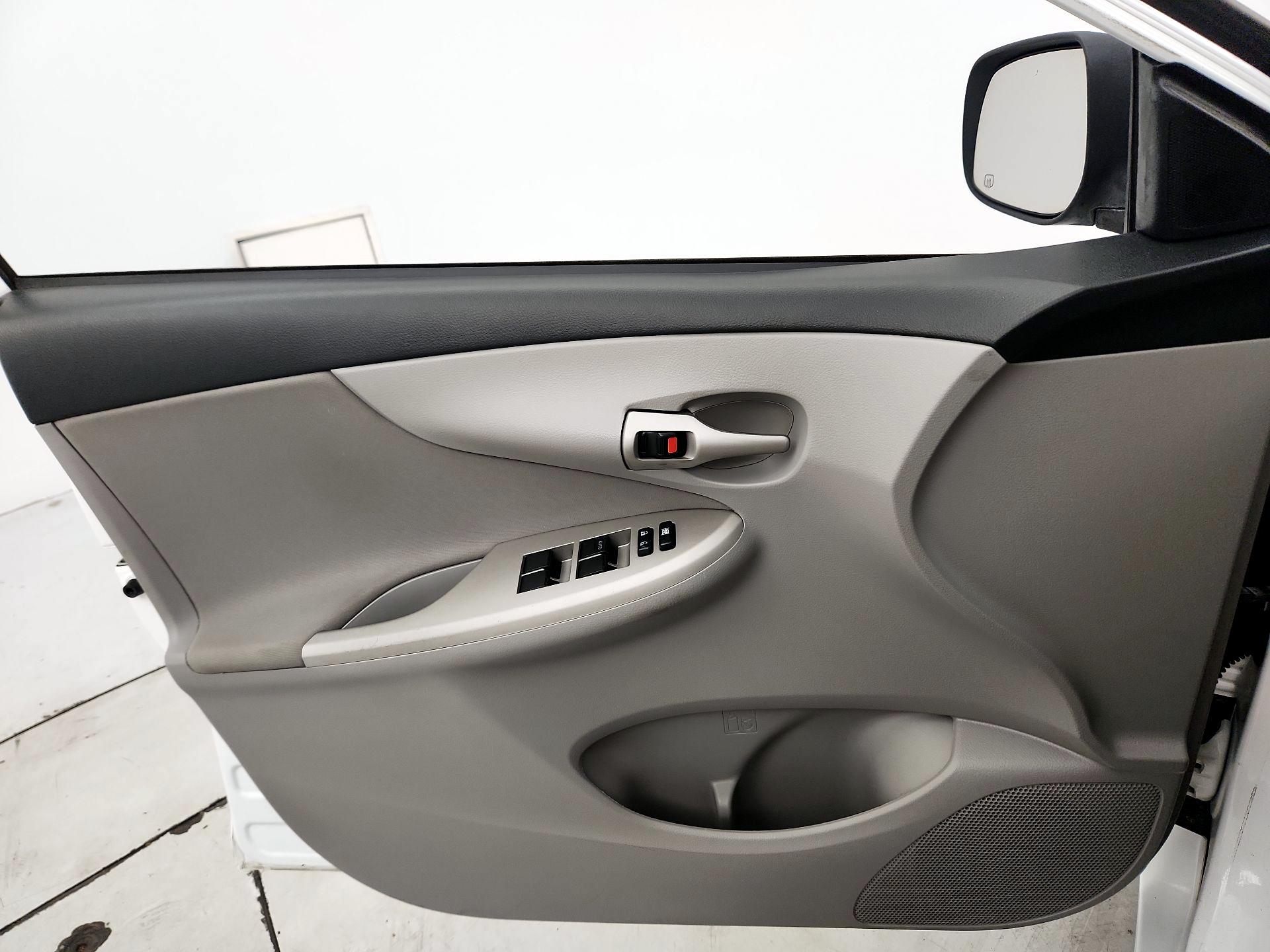 Thumbnail: 2013 Toyota Corolla - 12