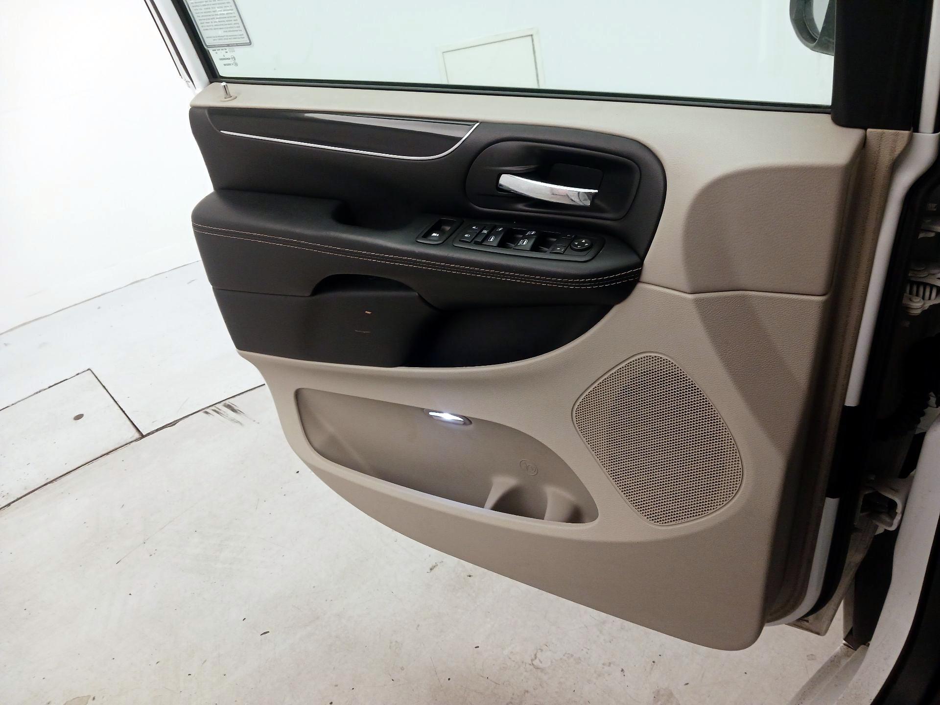 Thumbnail: 2017 Dodge Grand Caravan - 12