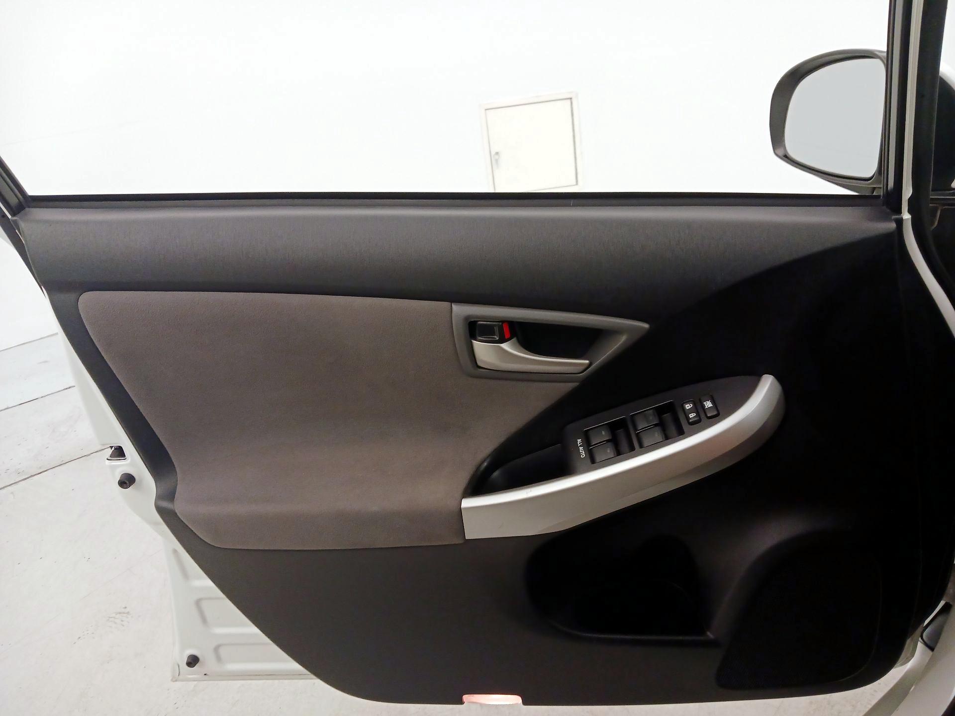 Thumbnail: 2015 Toyota Prius - 12