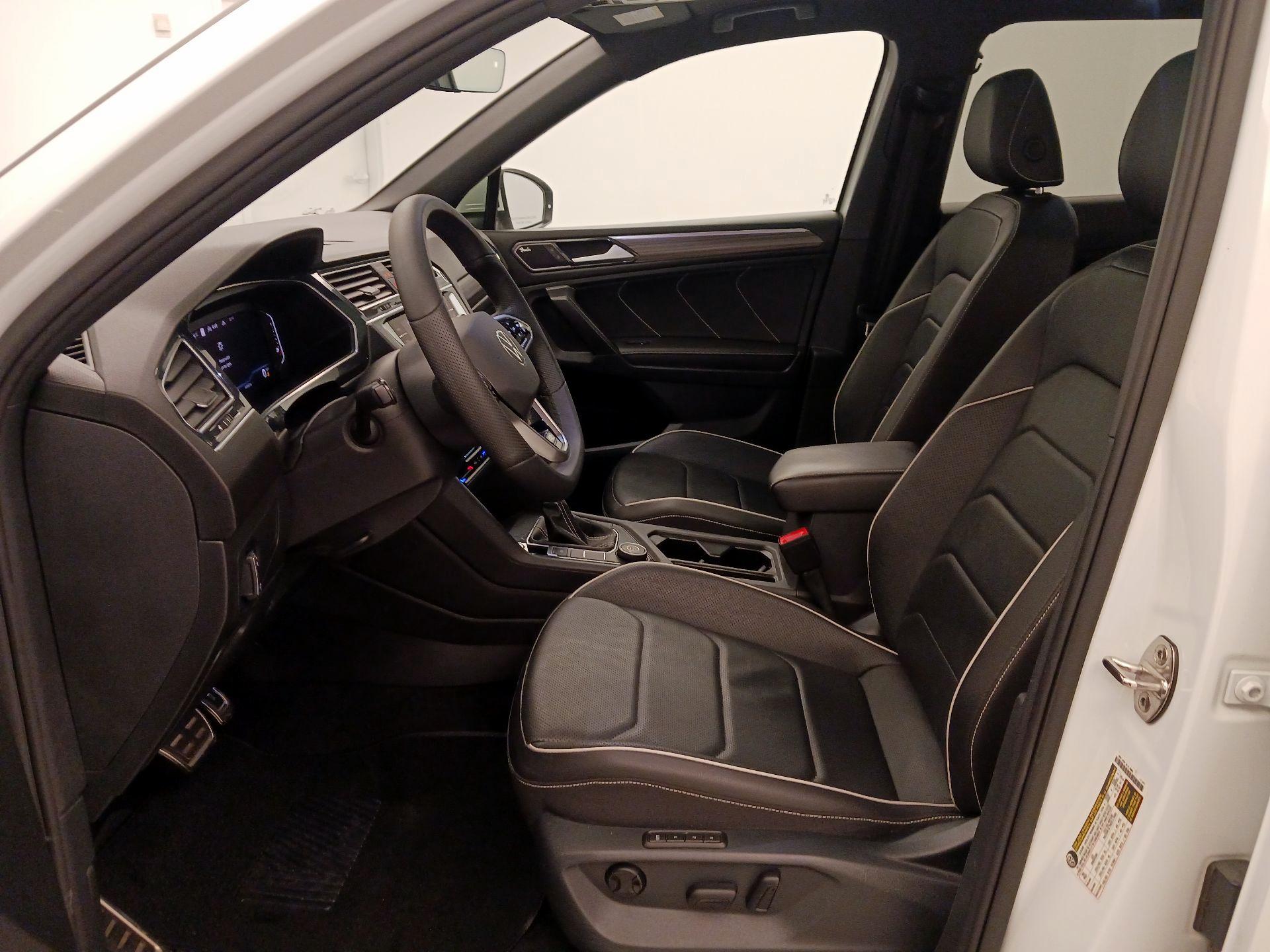 Thumbnail: 2022 Volkswagen Tiguan - 11