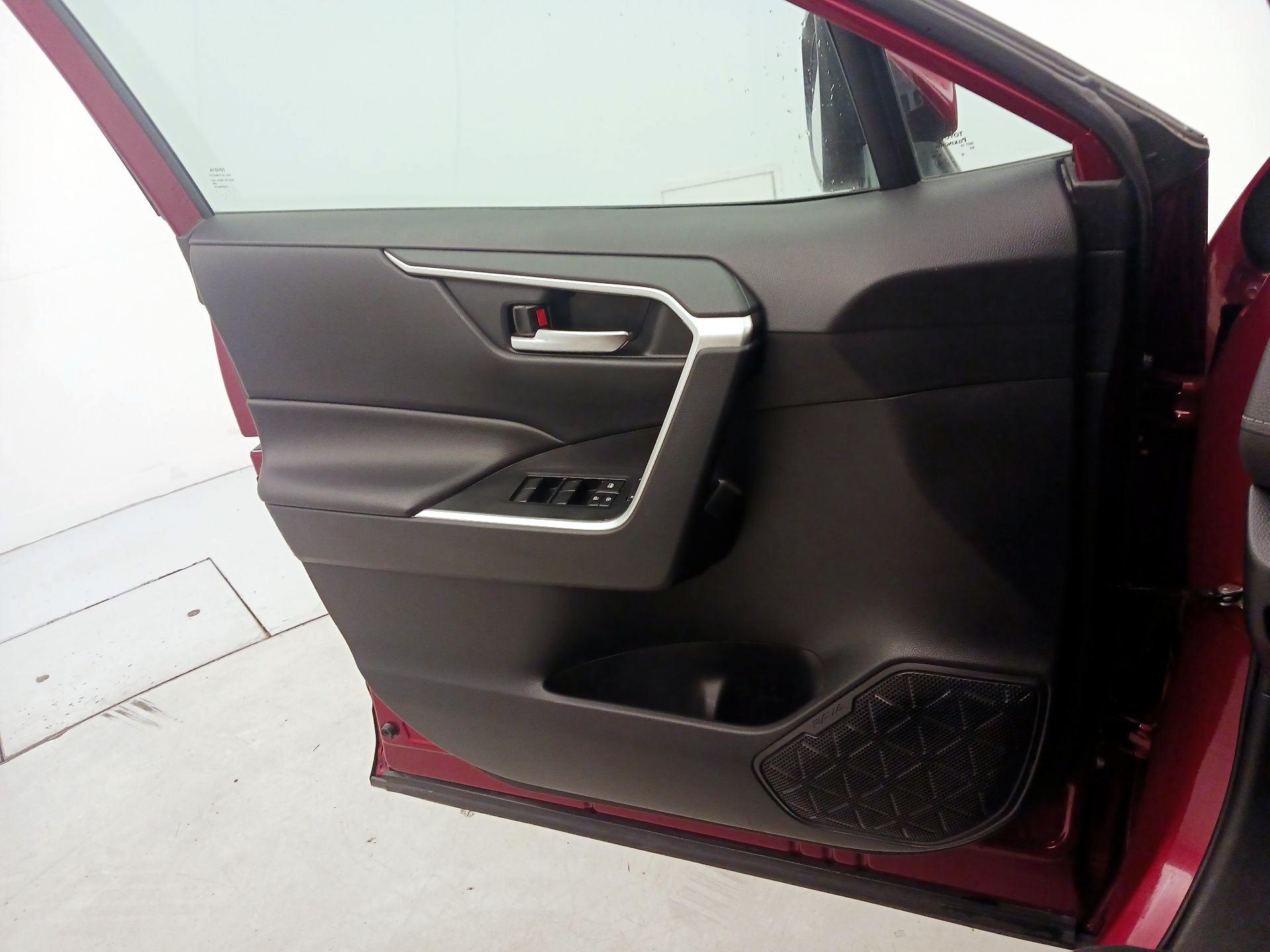 Thumbnail: 2019 Toyota RAV4 - 12