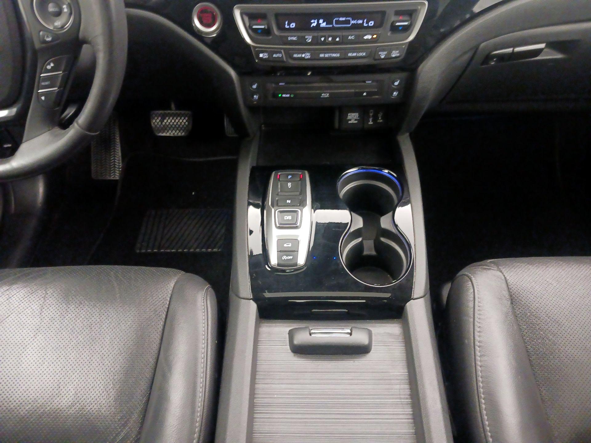 Thumbnail: 2017 Honda Pilot - 17