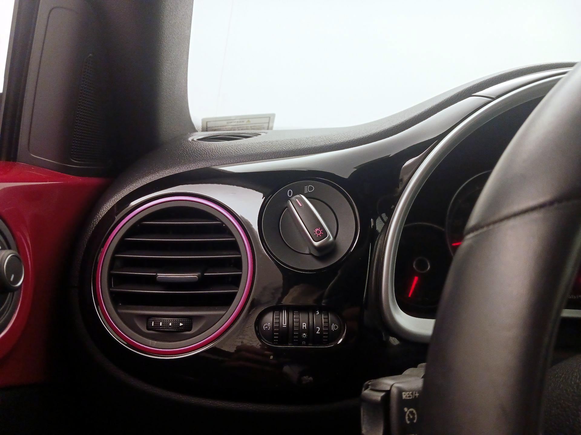 Thumbnail: 2017 Volkswagen Beetle - 13