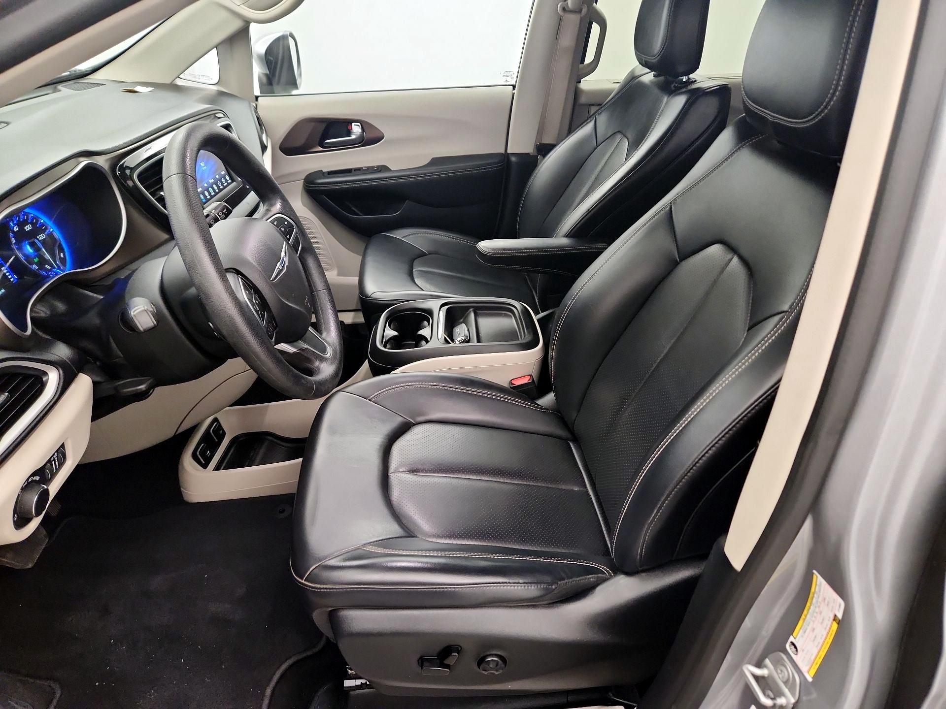 Thumbnail: 2020 Chrysler Voyager - 11