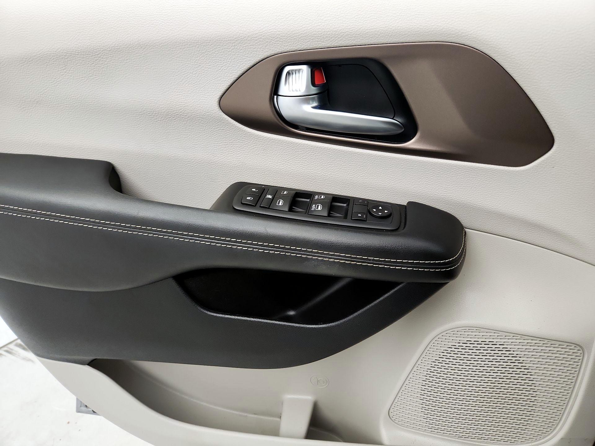 Thumbnail: 2020 Chrysler Voyager - 12